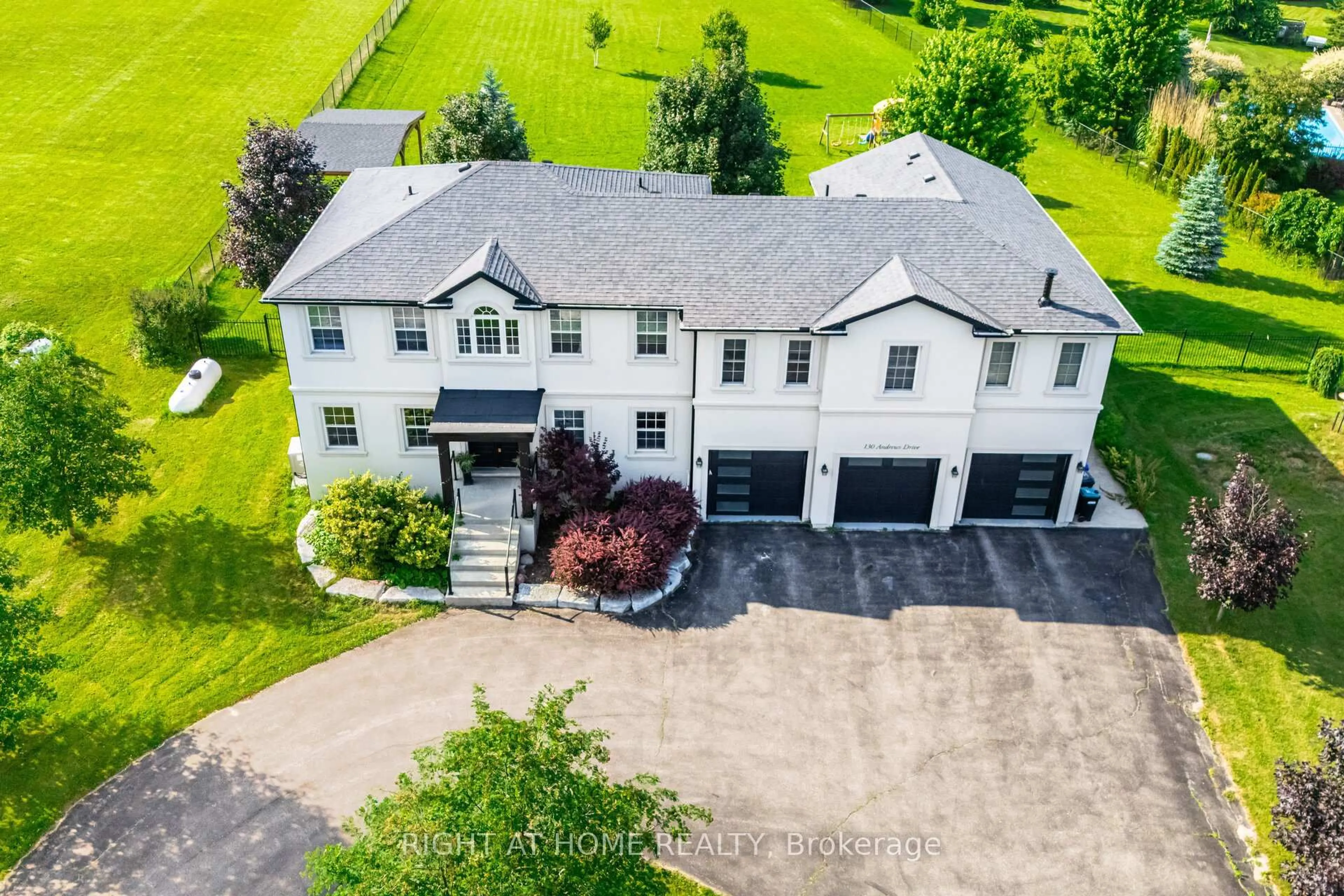 A pic from outside/outdoor area/front of a property/back of a property/a pic from drone, unknown for 130 Andrews Dr, Bradford West Gwillimbury Ontario L0G 1A0