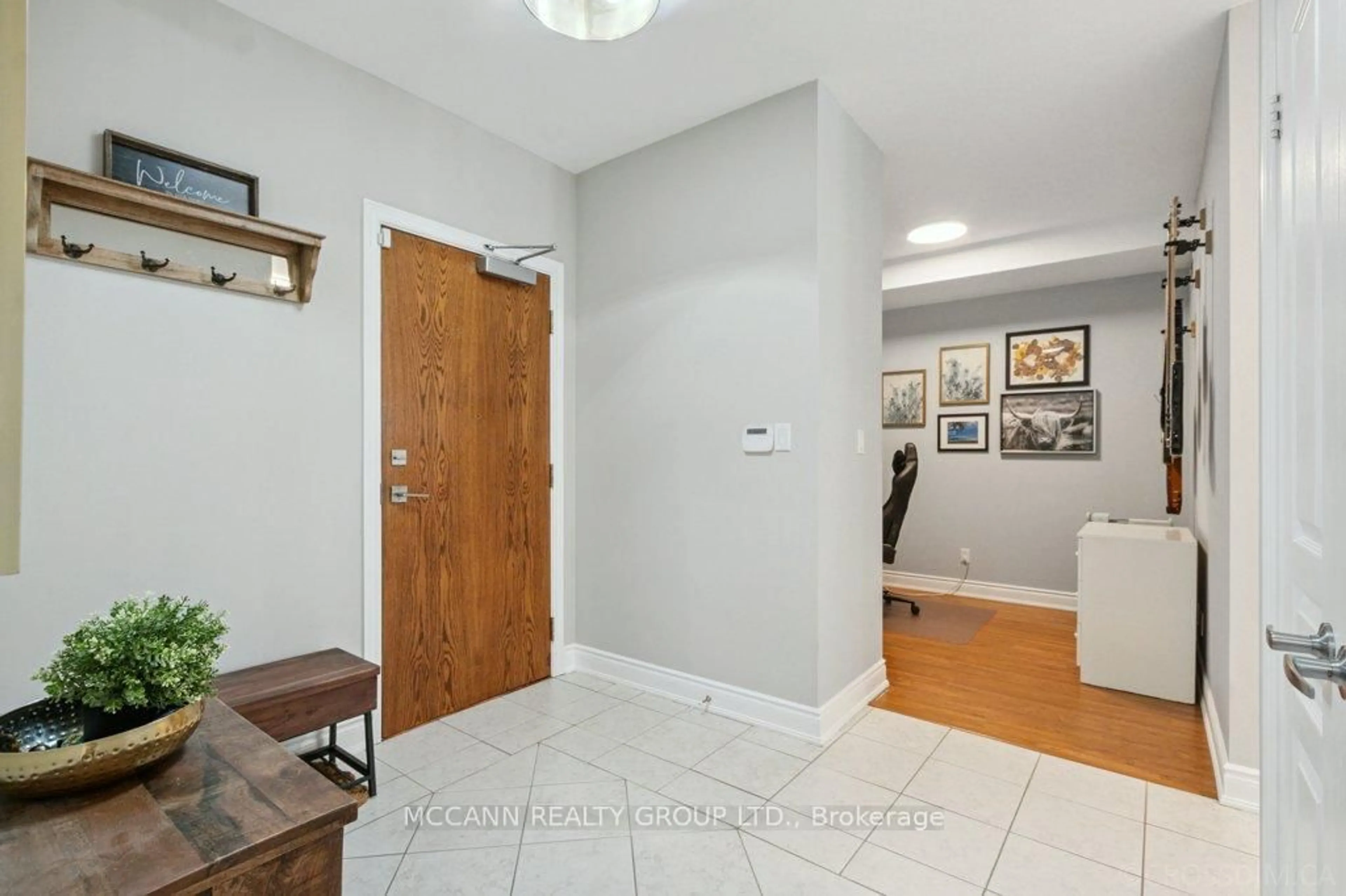 Indoor entryway for 9901 Keele St #101, Vaughan Ontario L6A 0A1