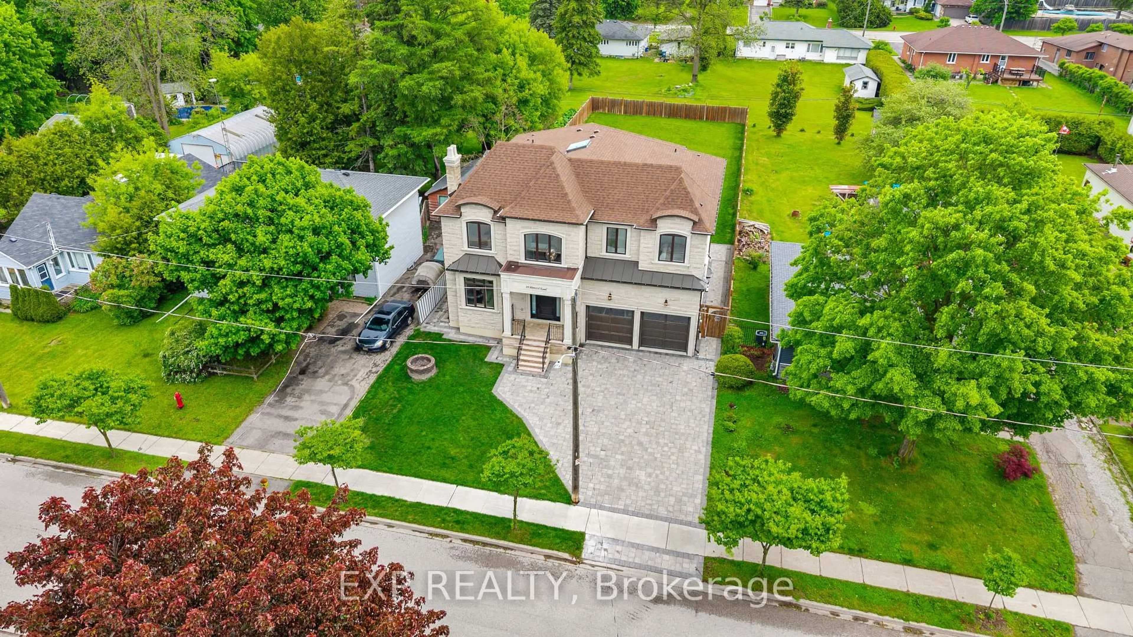A pic from outside/outdoor area/front of a property/back of a property/a pic from drone, street for 39 Howard Rd, Newmarket Ontario L3Y 3G6