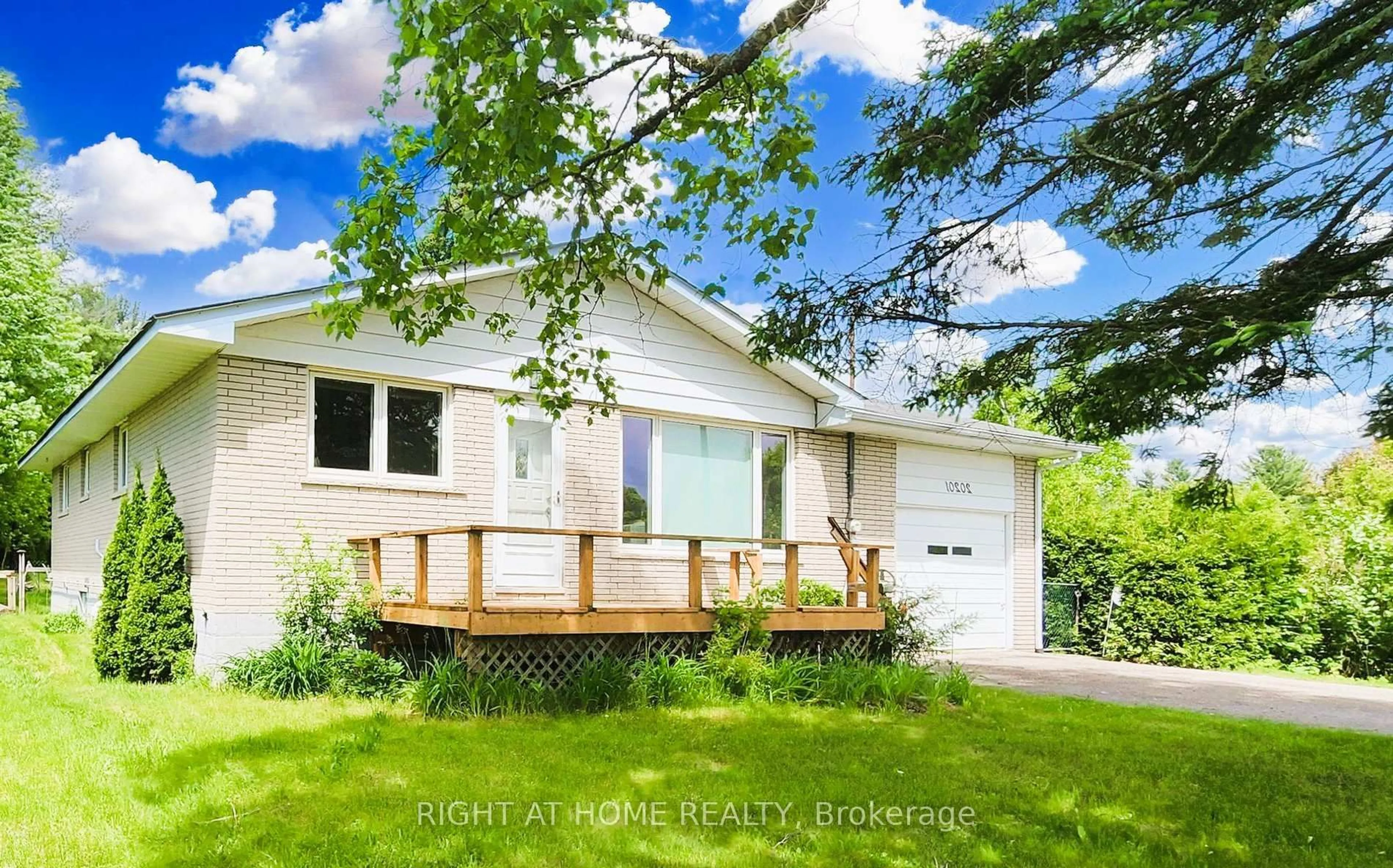 Home with vinyl exterior material, street for 20201 Yonge St, East Gwillimbury Ontario L9N 1B1