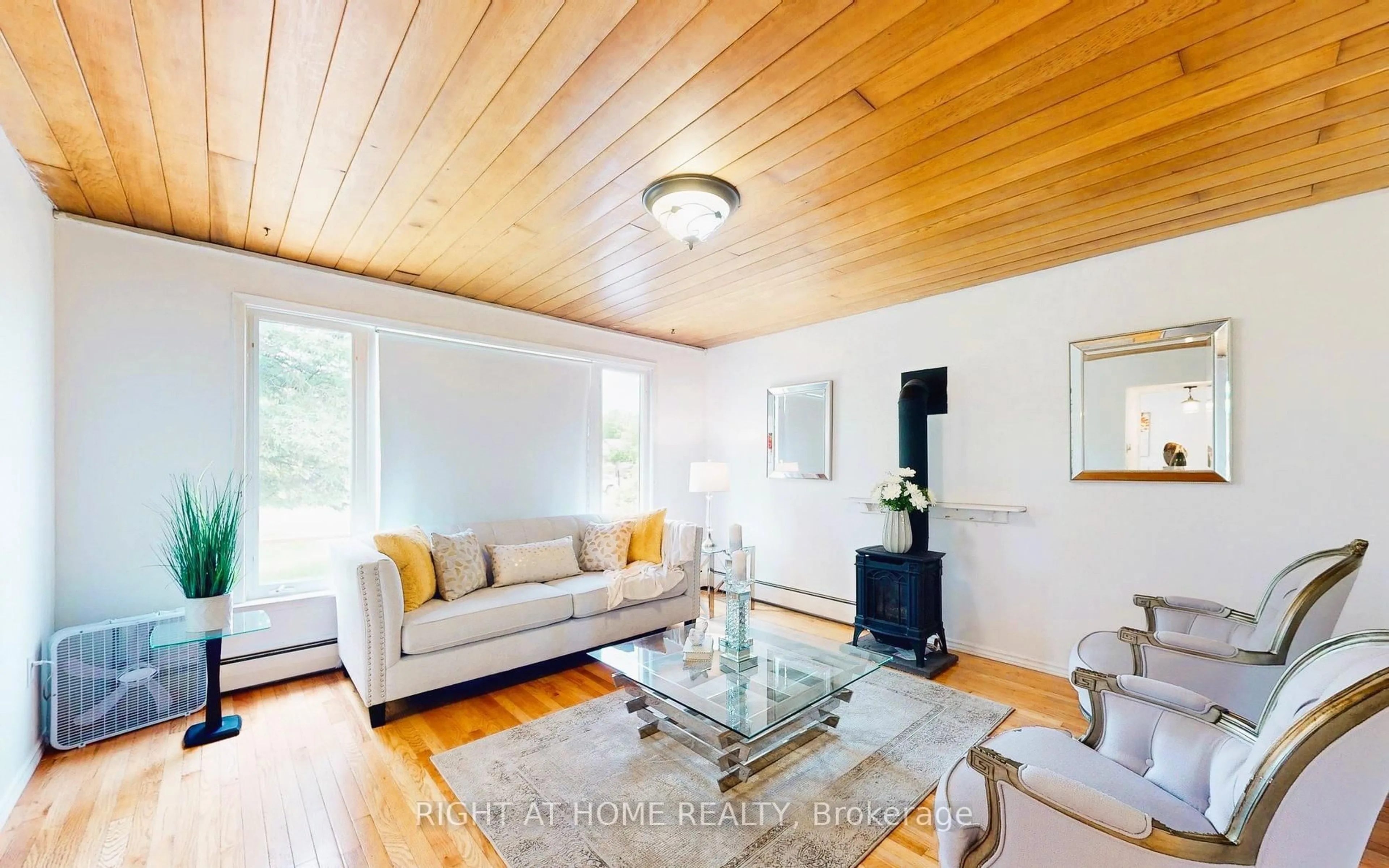 Living room with furniture, wood/laminate floor for 20201 Yonge St, East Gwillimbury Ontario L9N 1B1