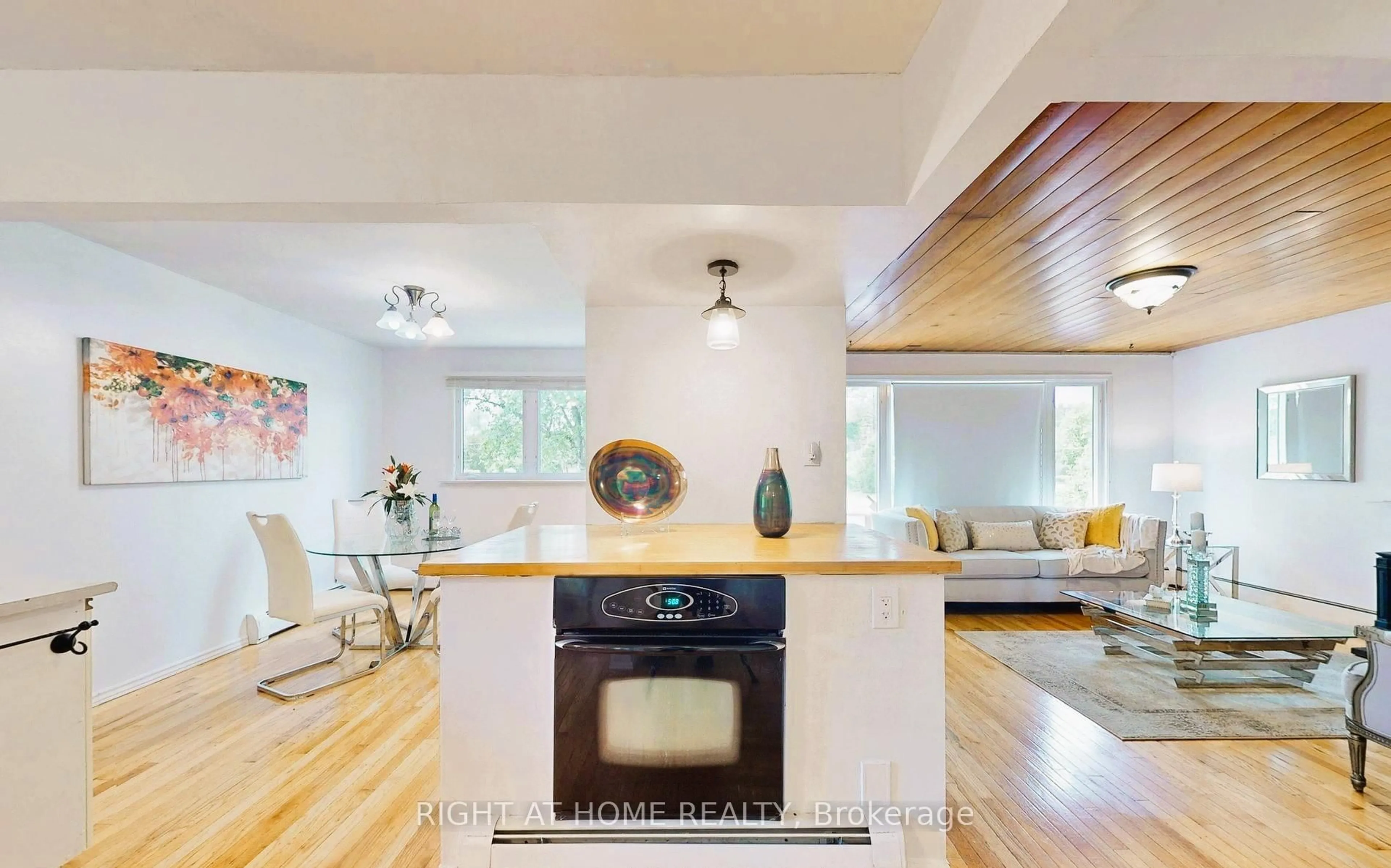 Open concept kitchen, unknown for 20201 Yonge St, East Gwillimbury Ontario L9N 1B1