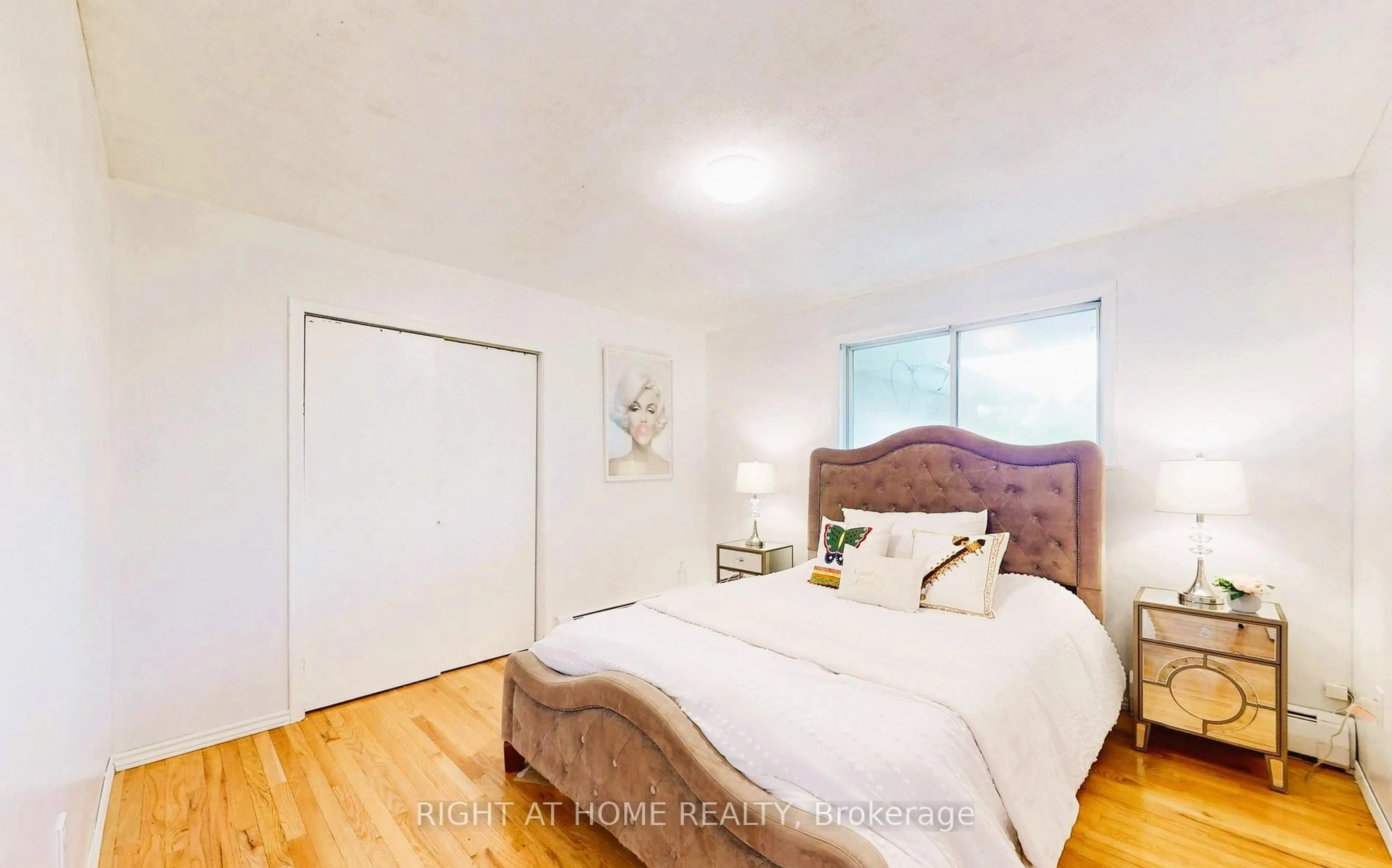 Bedroom with bed, wood/laminate floor for 20201 Yonge St, East Gwillimbury Ontario L9N 1B1