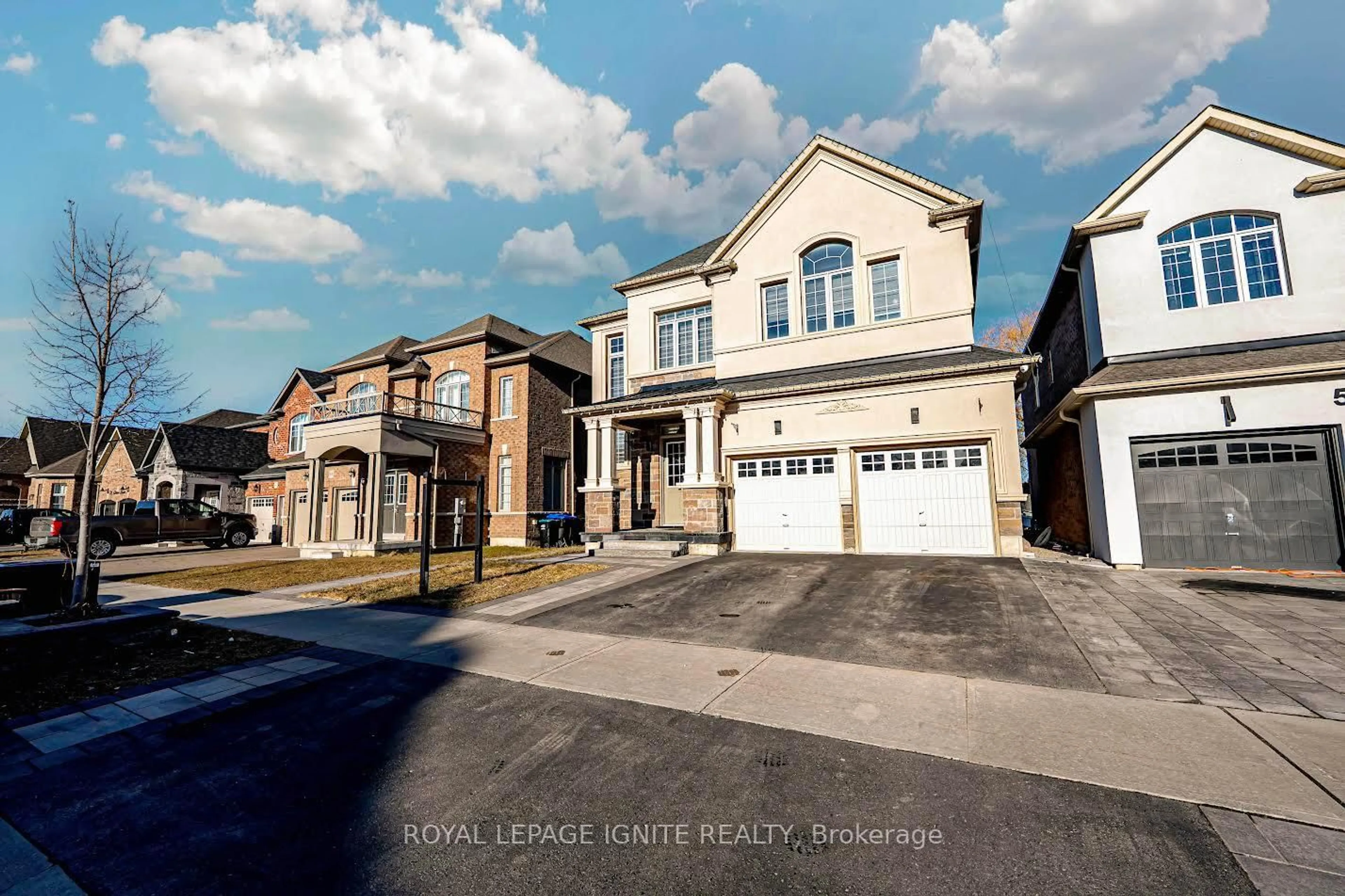 Home with brick exterior material, street for 61 Gibson Circ, Bradford West Gwillimbury Ontario L3Z 0X1