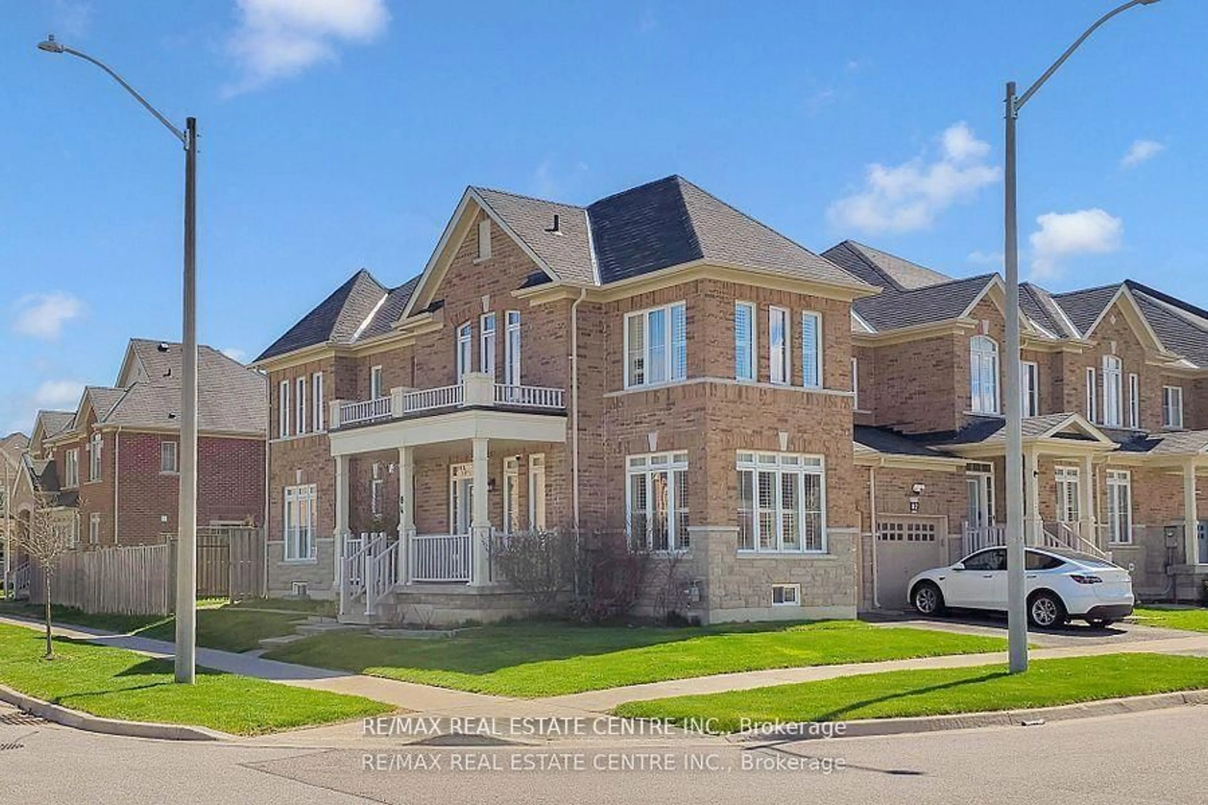 Home with brick exterior material, street for 84 Betony Dr, Richmond Hill Ontario L4E 3N2