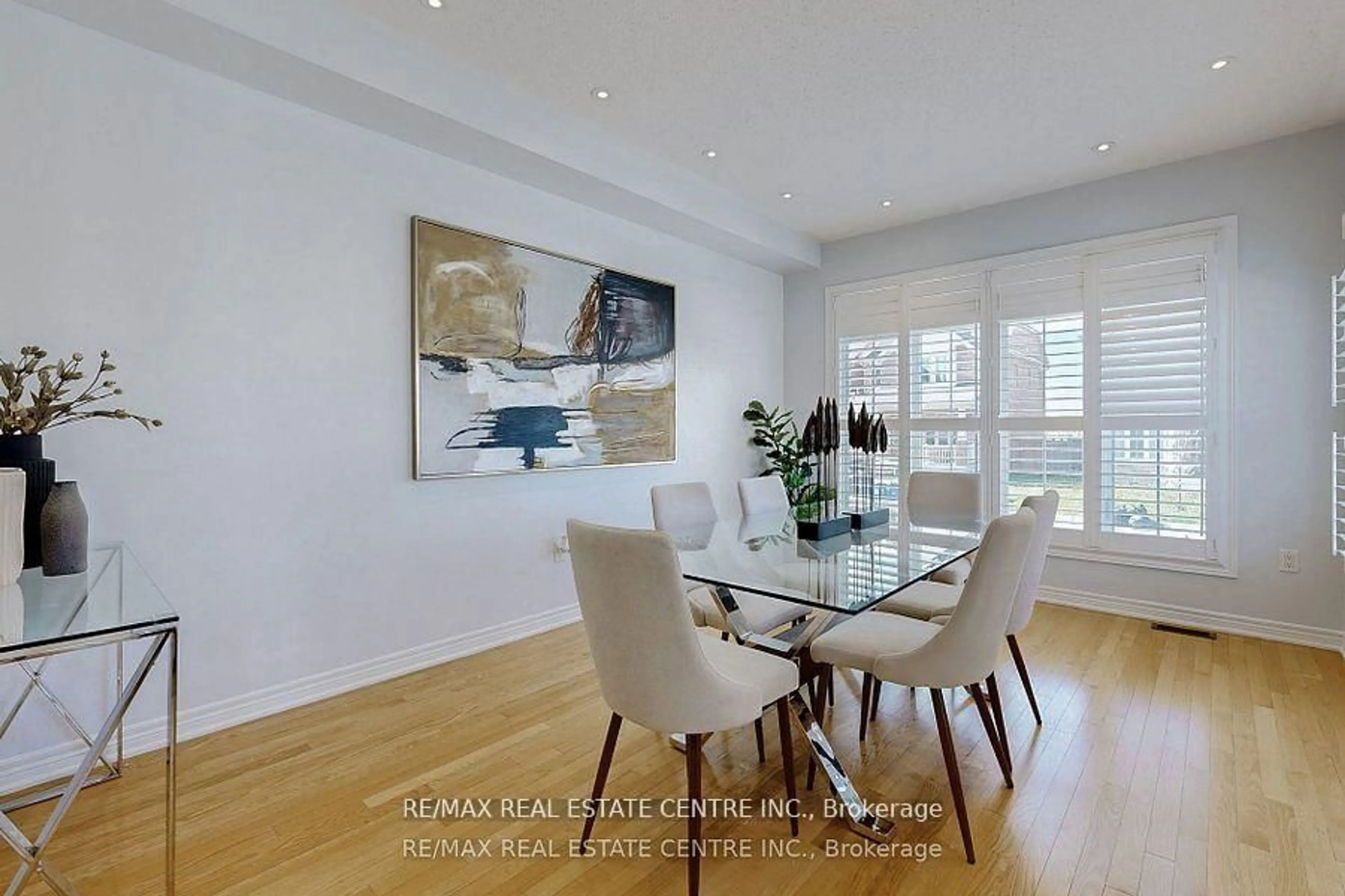 Dining room, wood/laminate floor for 84 Betony Dr, Richmond Hill Ontario L4E 3N2