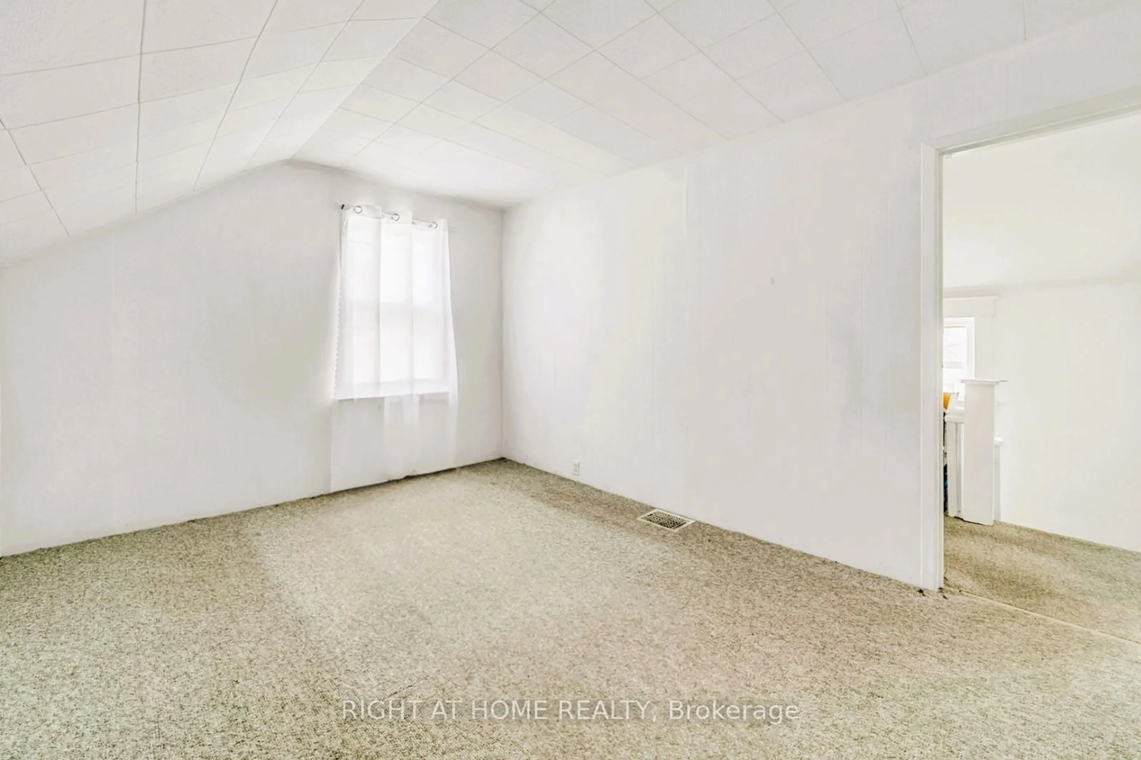 A pic of a room for 16958 Bayview Ave, Newmarket Ontario L3Y 6M5