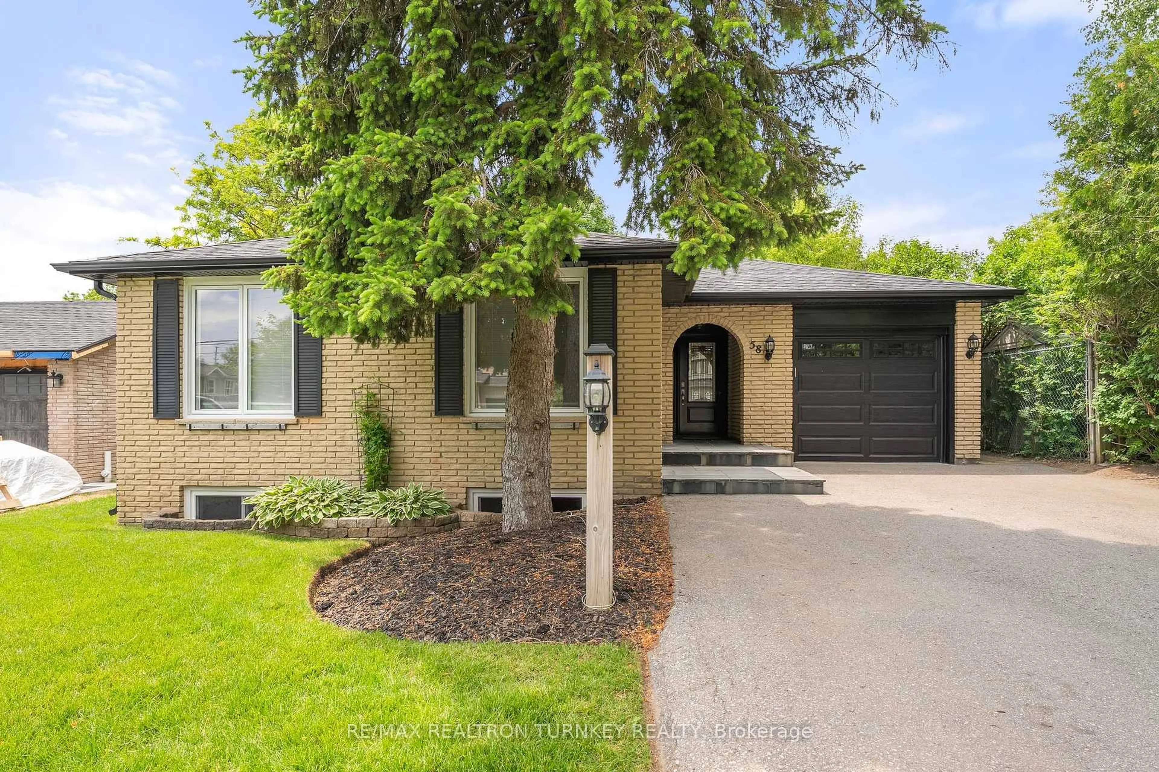 Home with brick exterior material, street for 58 Olive St, East Gwillimbury Ontario L9N 1L5