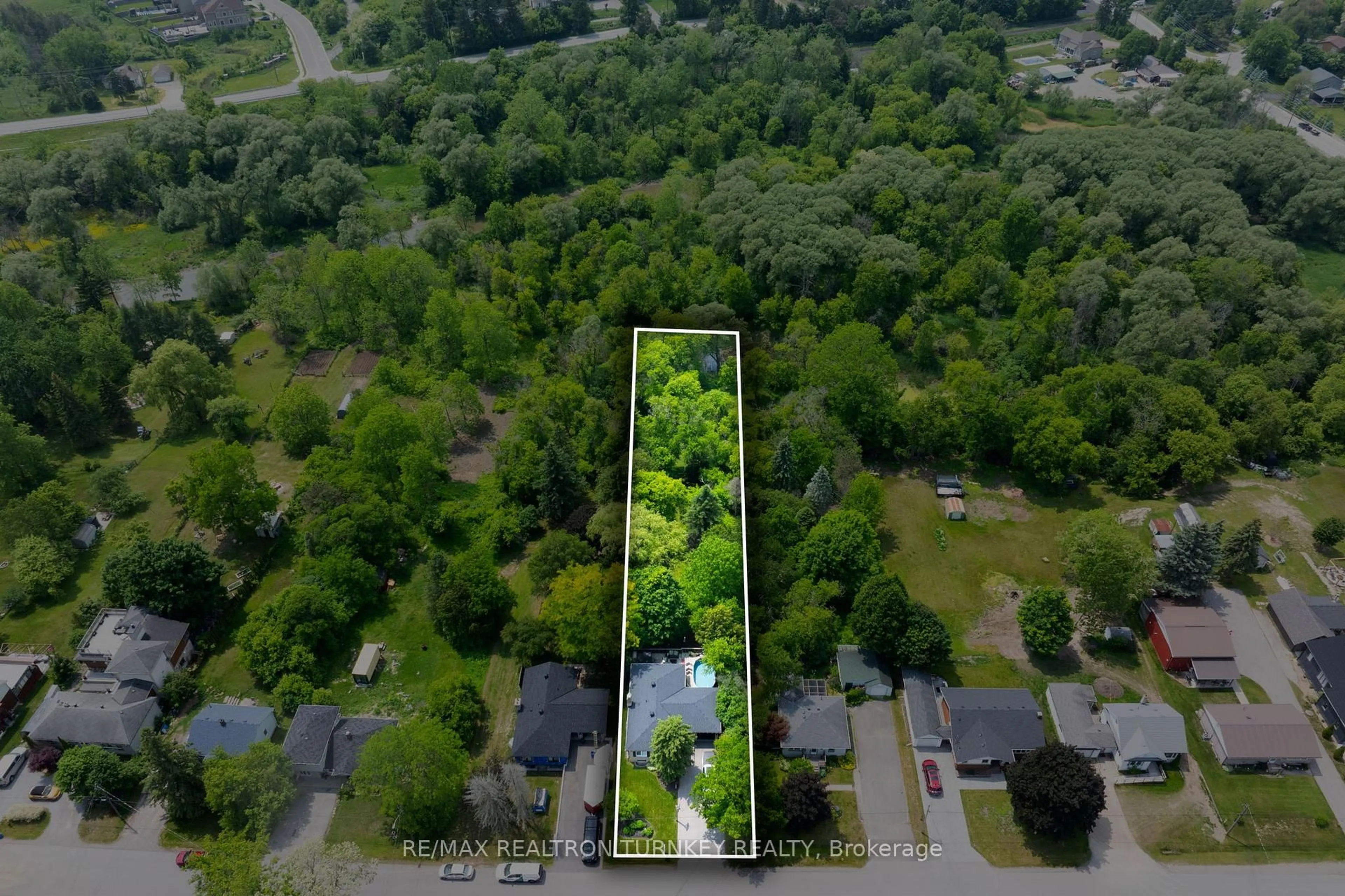 A pic from outside/outdoor area/front of a property/back of a property/a pic from drone, unknown for 58 Olive St, East Gwillimbury Ontario L9N 1L5
