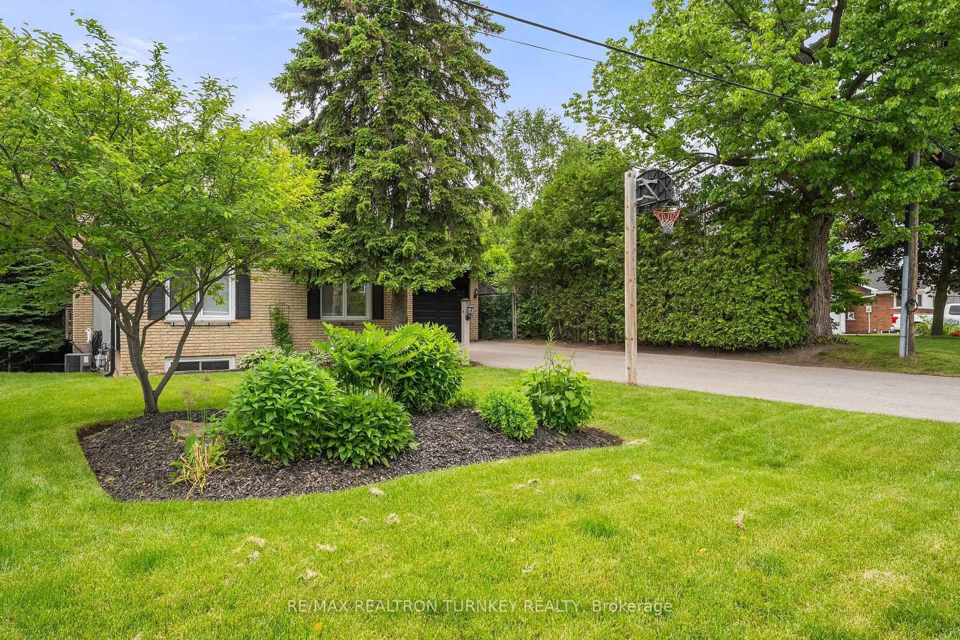 Patio, street for 58 Olive St, East Gwillimbury Ontario L9N 1L5