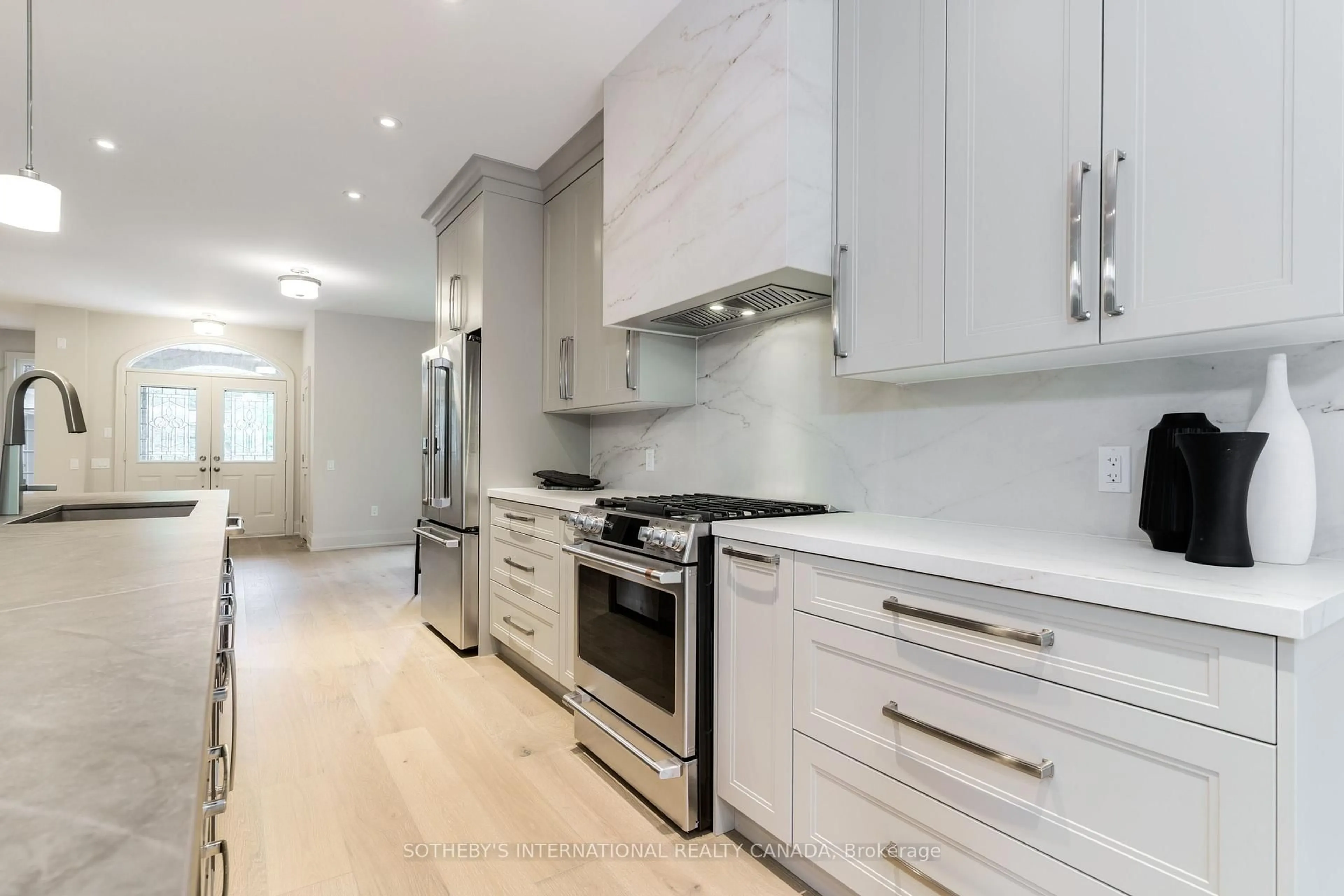 Open concept kitchen, unknown for 10 Kendrick Cres #4, Aurora Ontario L4G 7S9