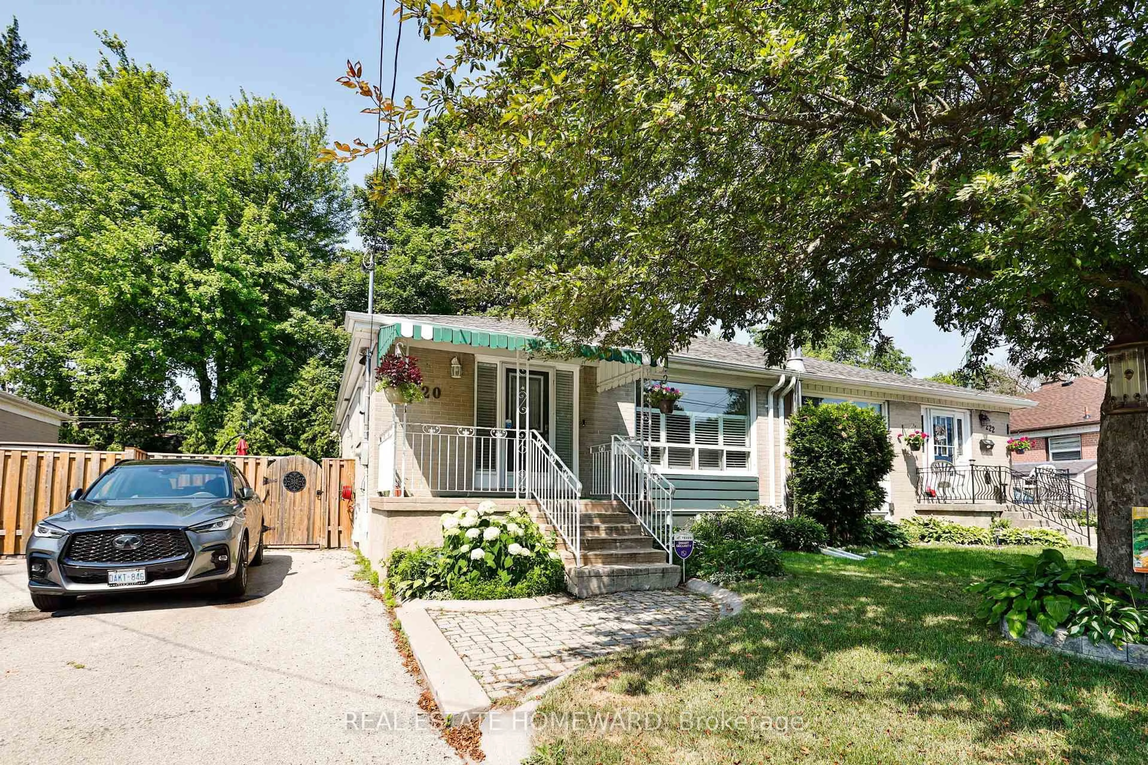 Home with vinyl exterior material, street for 220 Neal Dr, Richmond Hill Ontario L4C 3L1