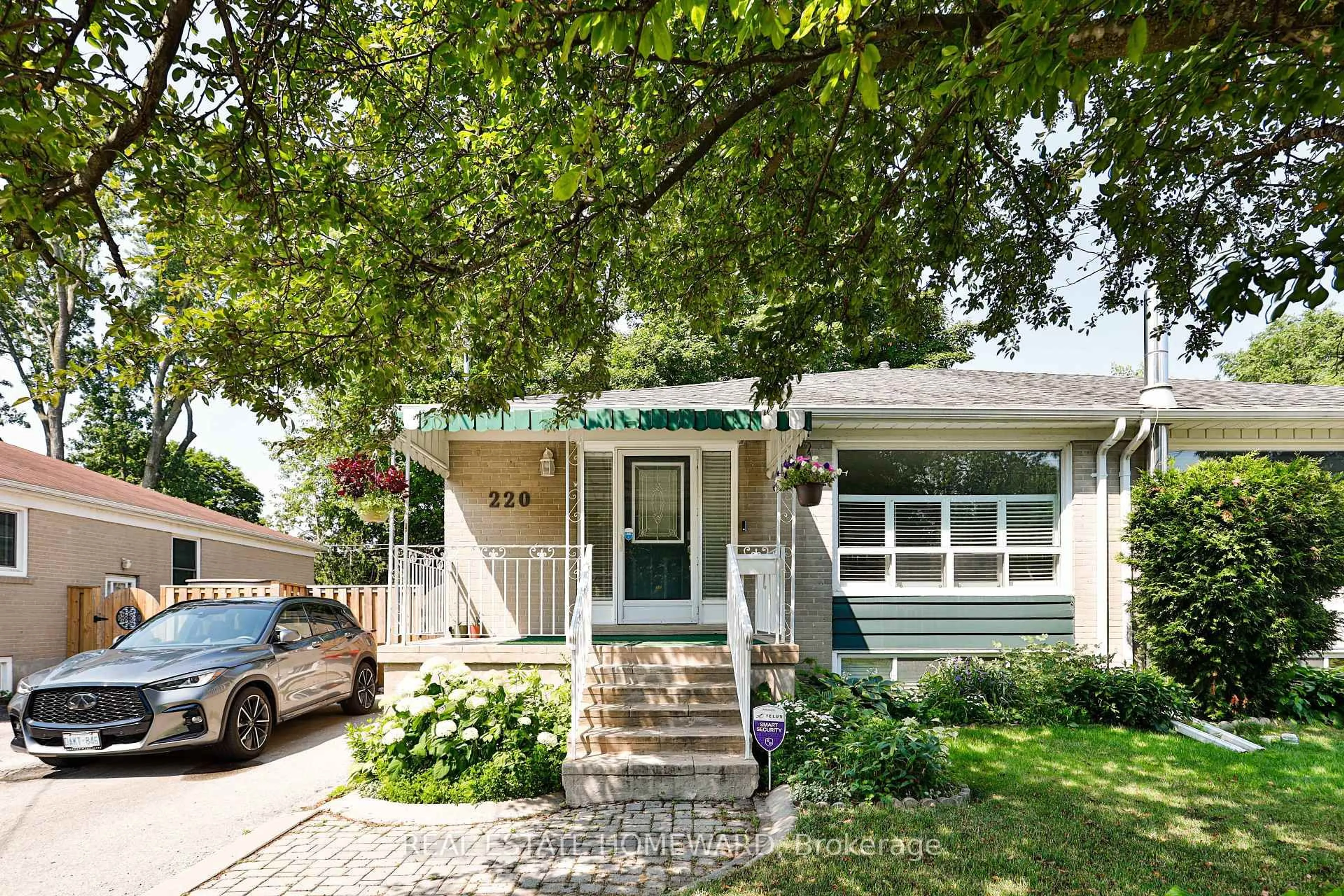 Home with vinyl exterior material, street for 220 Neal Dr, Richmond Hill Ontario L4C 3L1