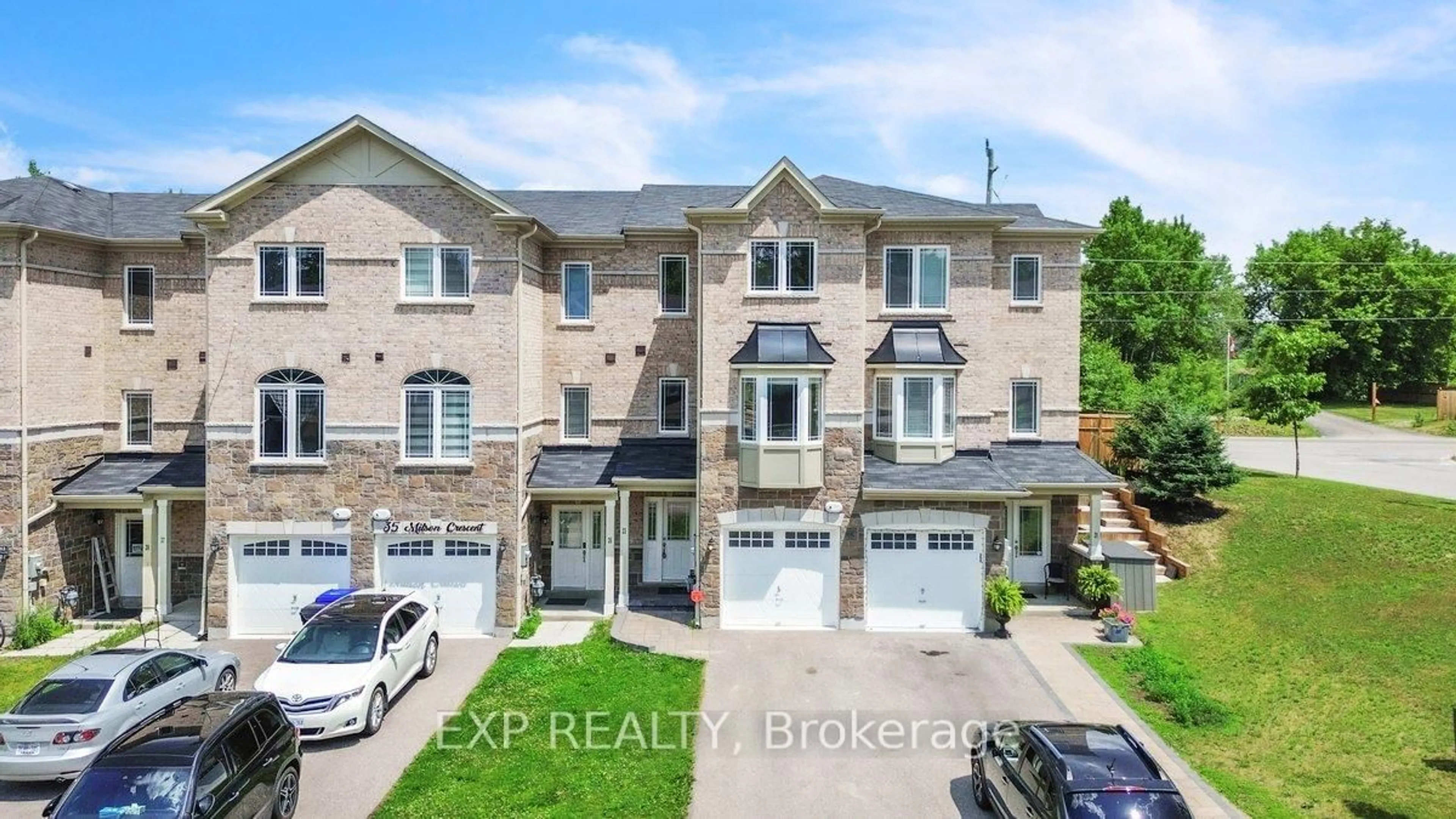 A pic from outside/outdoor area/front of a property/back of a property/a pic from drone, street for 33 Milson Cres, Essa Ontario L0M 1B0