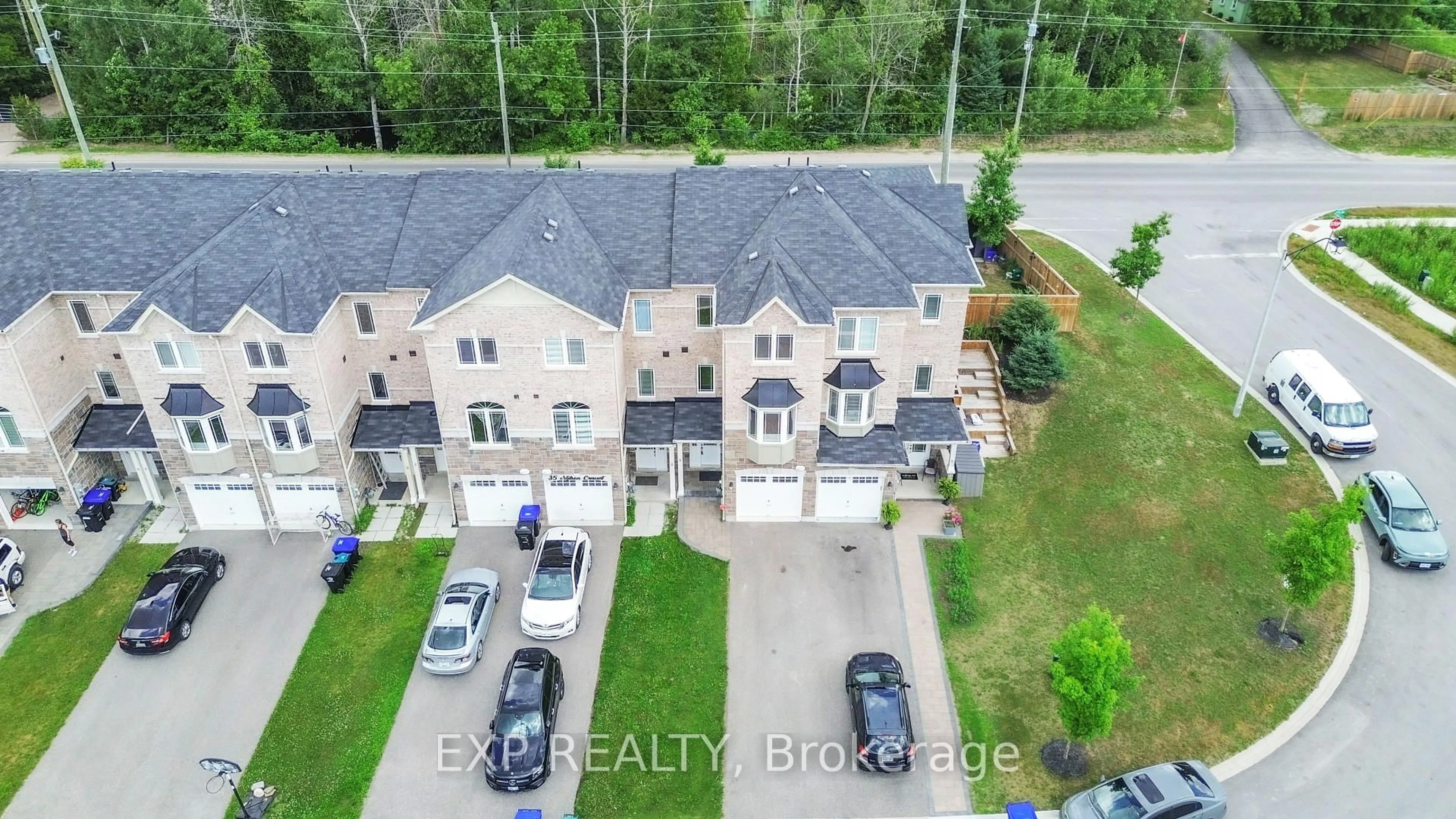 A pic from outside/outdoor area/front of a property/back of a property/a pic from drone, street for 33 Milson Cres, Essa Ontario L0M 1B0