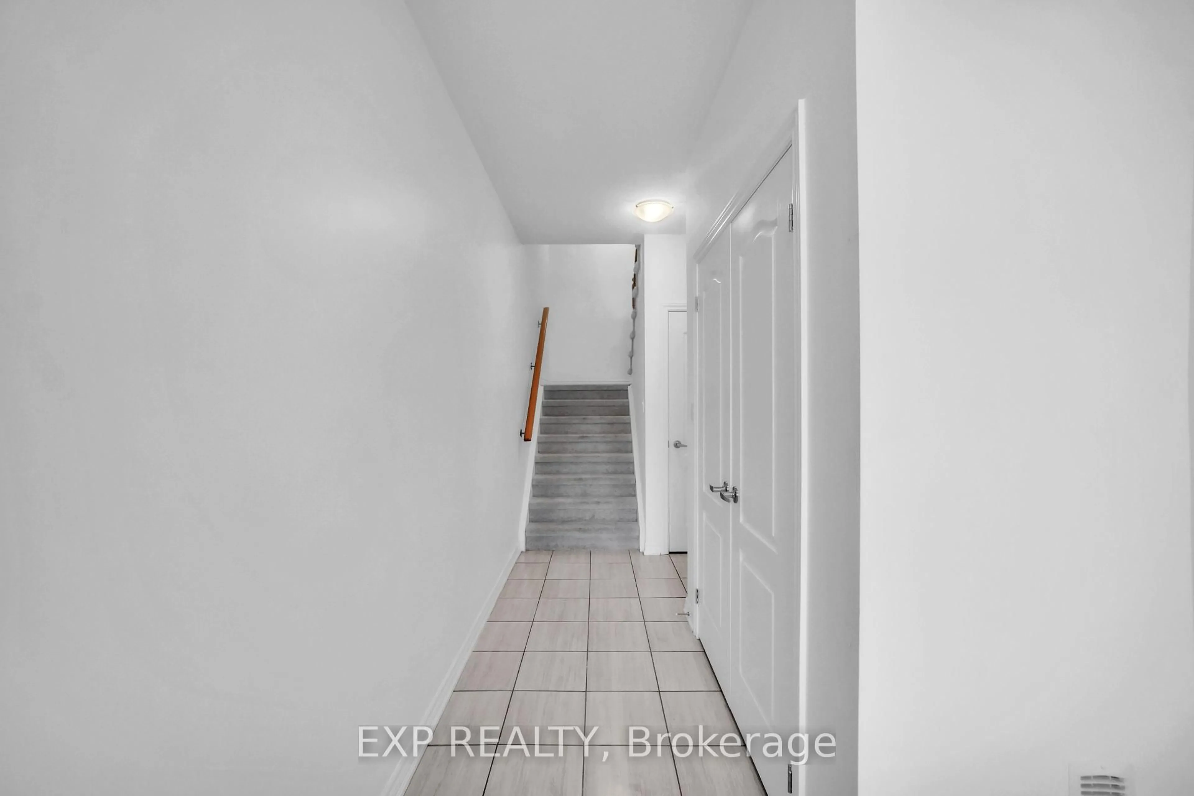 Indoor entryway for 33 Milson Cres, Essa Ontario L0M 1B0
