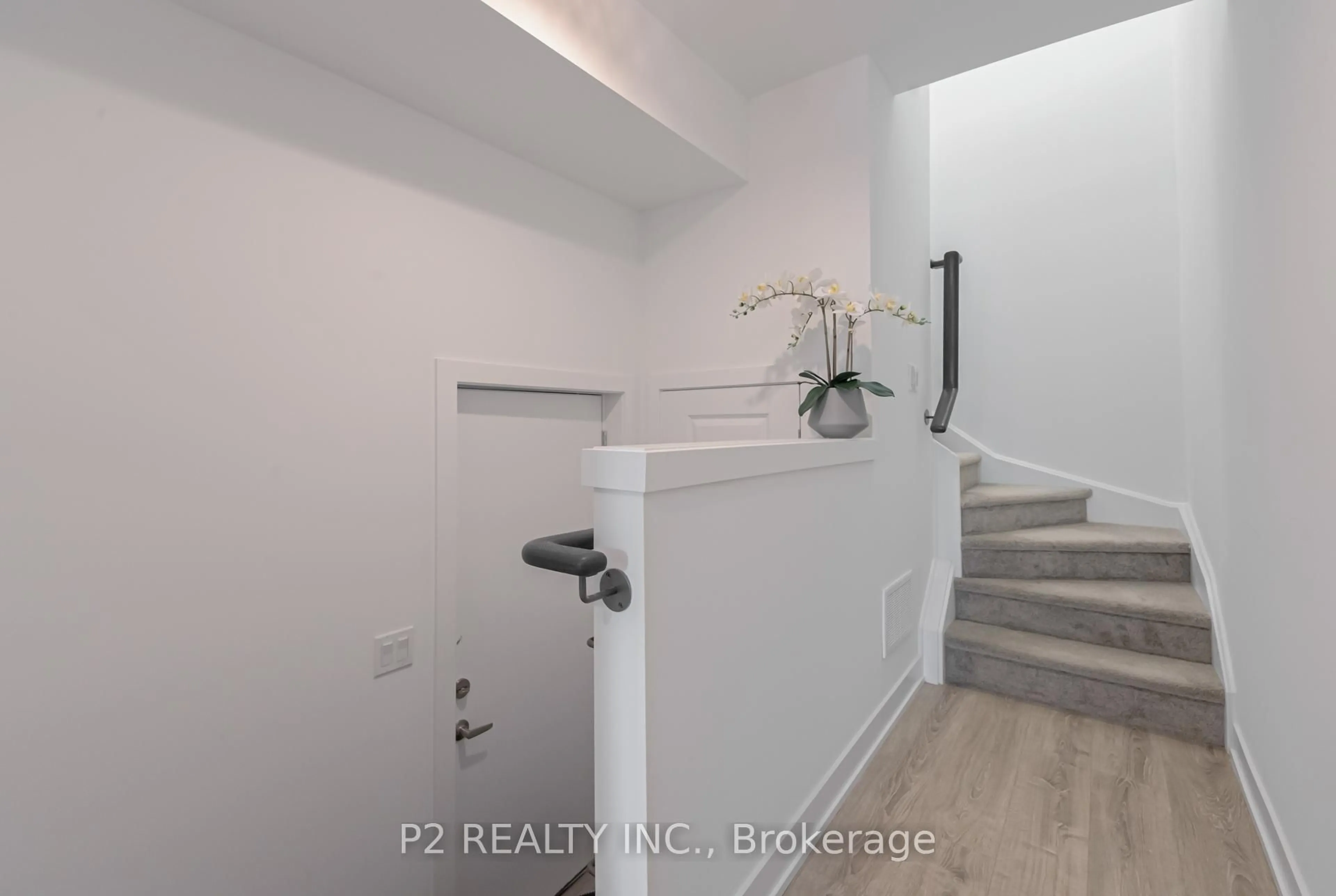 Indoor entryway for 21 Canton Lane, Whitchurch-Stouffville Ontario L4A 4W8