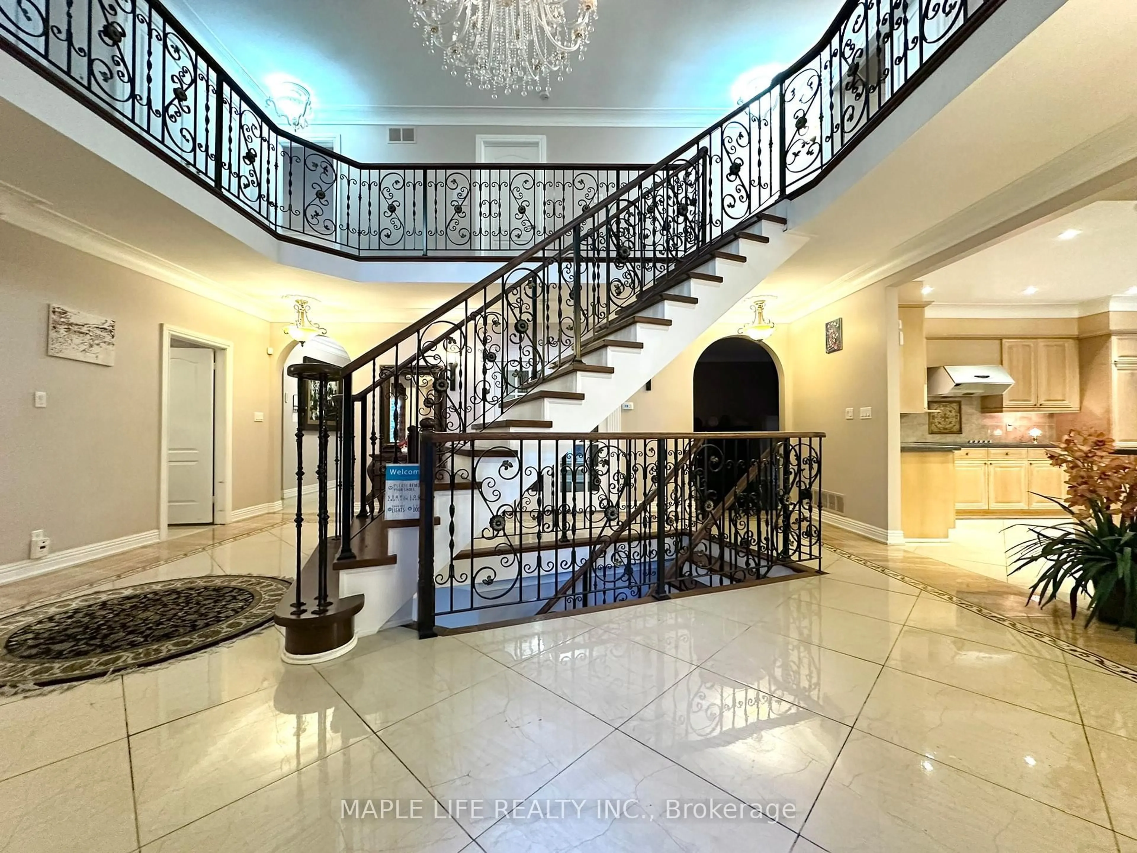 Indoor foyer for 47 Ava Cres, Richmond Hill Ontario L4B 2X3