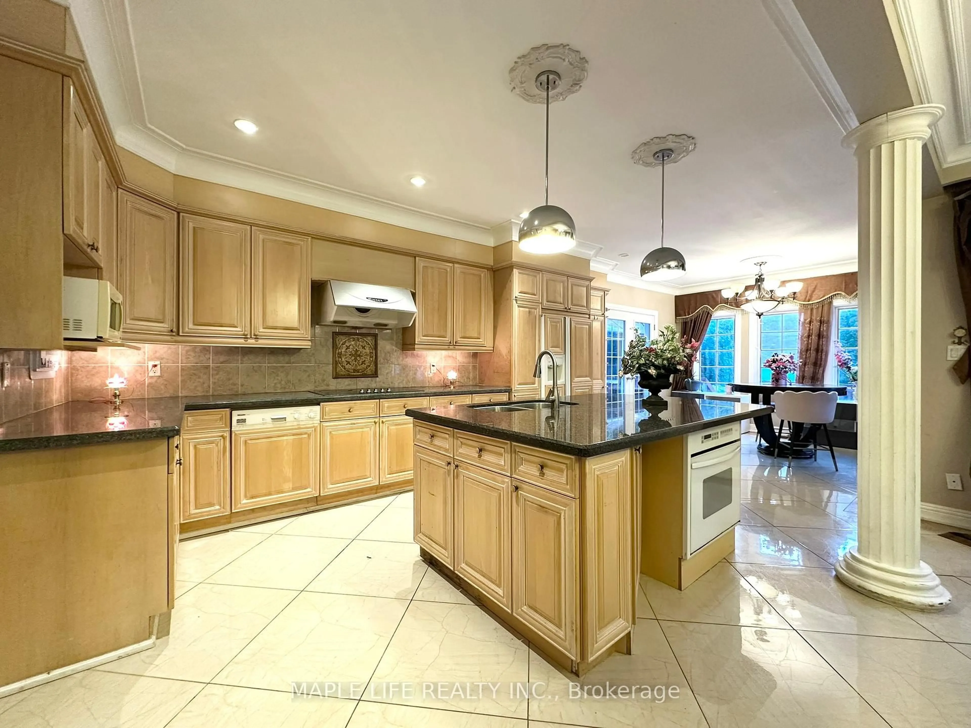 Open concept kitchen, ceramic/tile floor for 47 Ava Cres, Richmond Hill Ontario L4B 2X3
