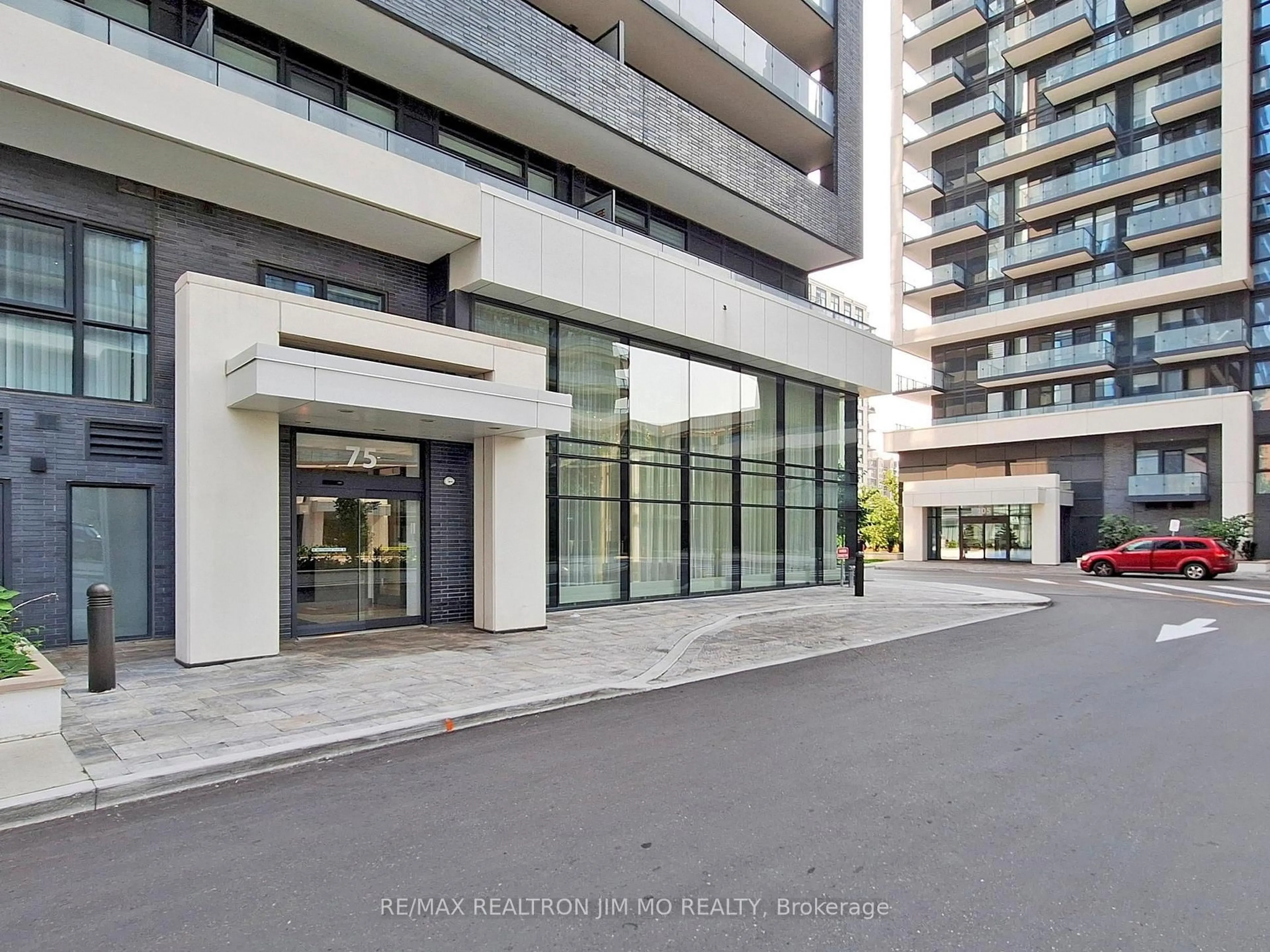 Indoor foyer for 75 Oneida Cres #602, Richmond Hill Ontario L4B 0A6