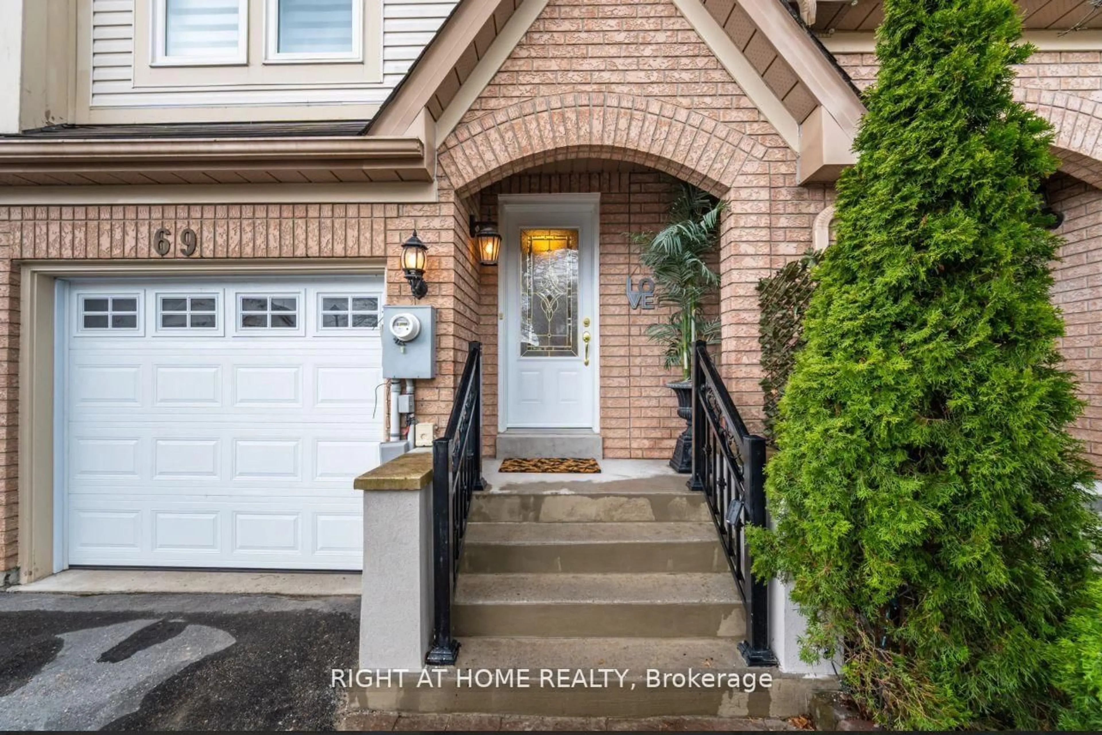 Indoor entryway for 69 Evelyn Buck Lane, Aurora Ontario L4G 7J4