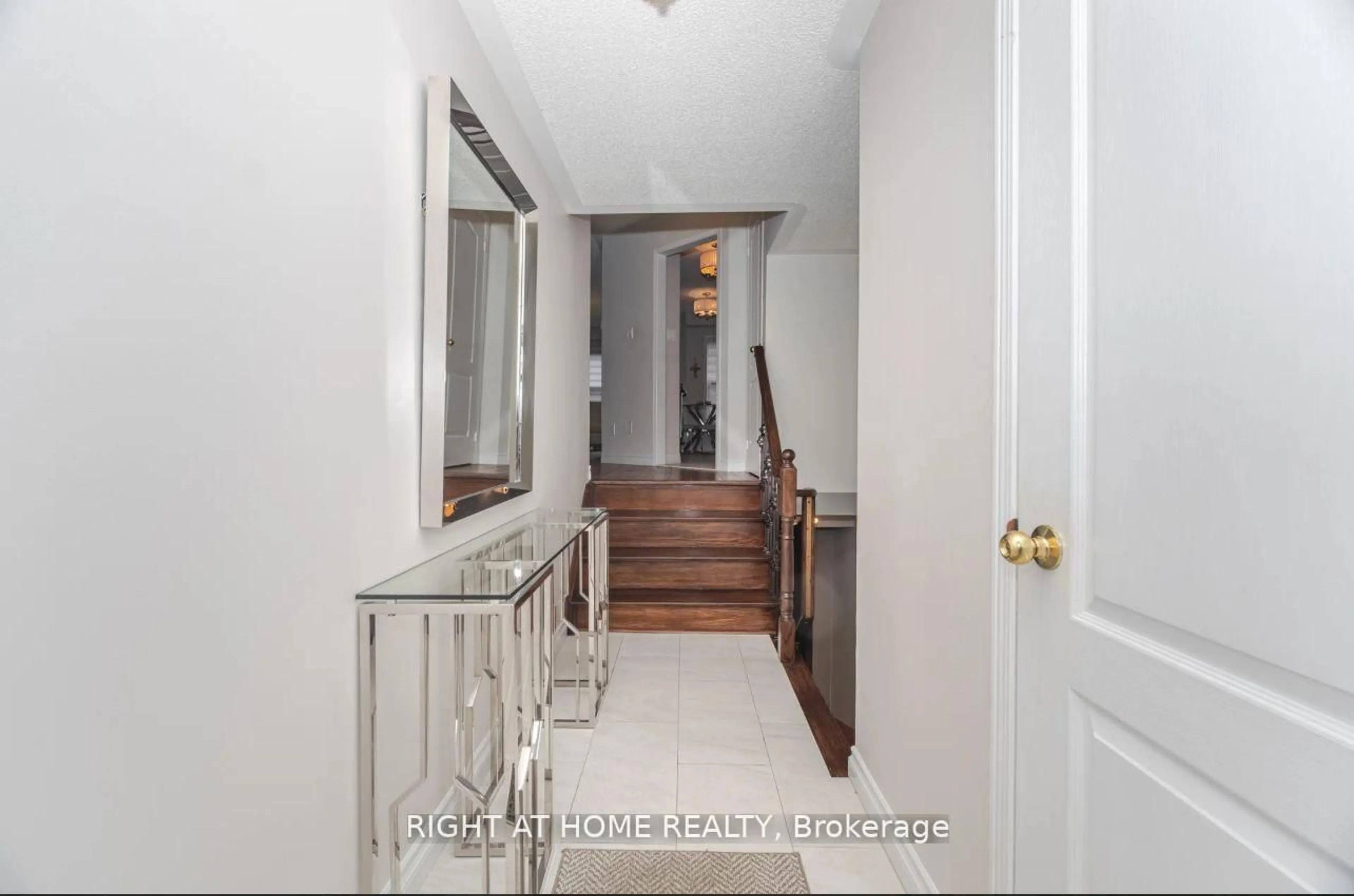 Indoor entryway for 69 Evelyn Buck Lane, Aurora Ontario L4G 7J4