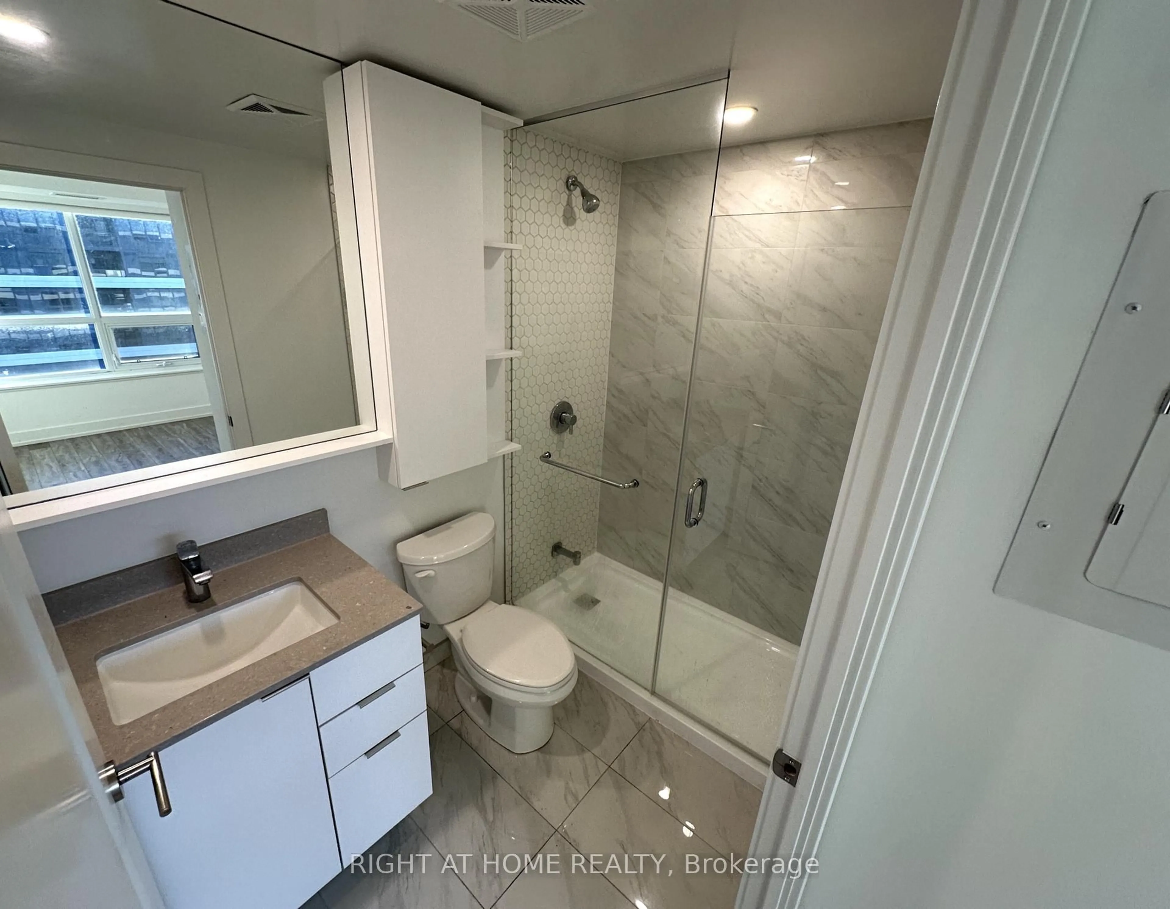 Standard bathroom, ceramic/tile floor for 8 CEDARLAND Dr #1005, Markham Ontario L6G 0H4