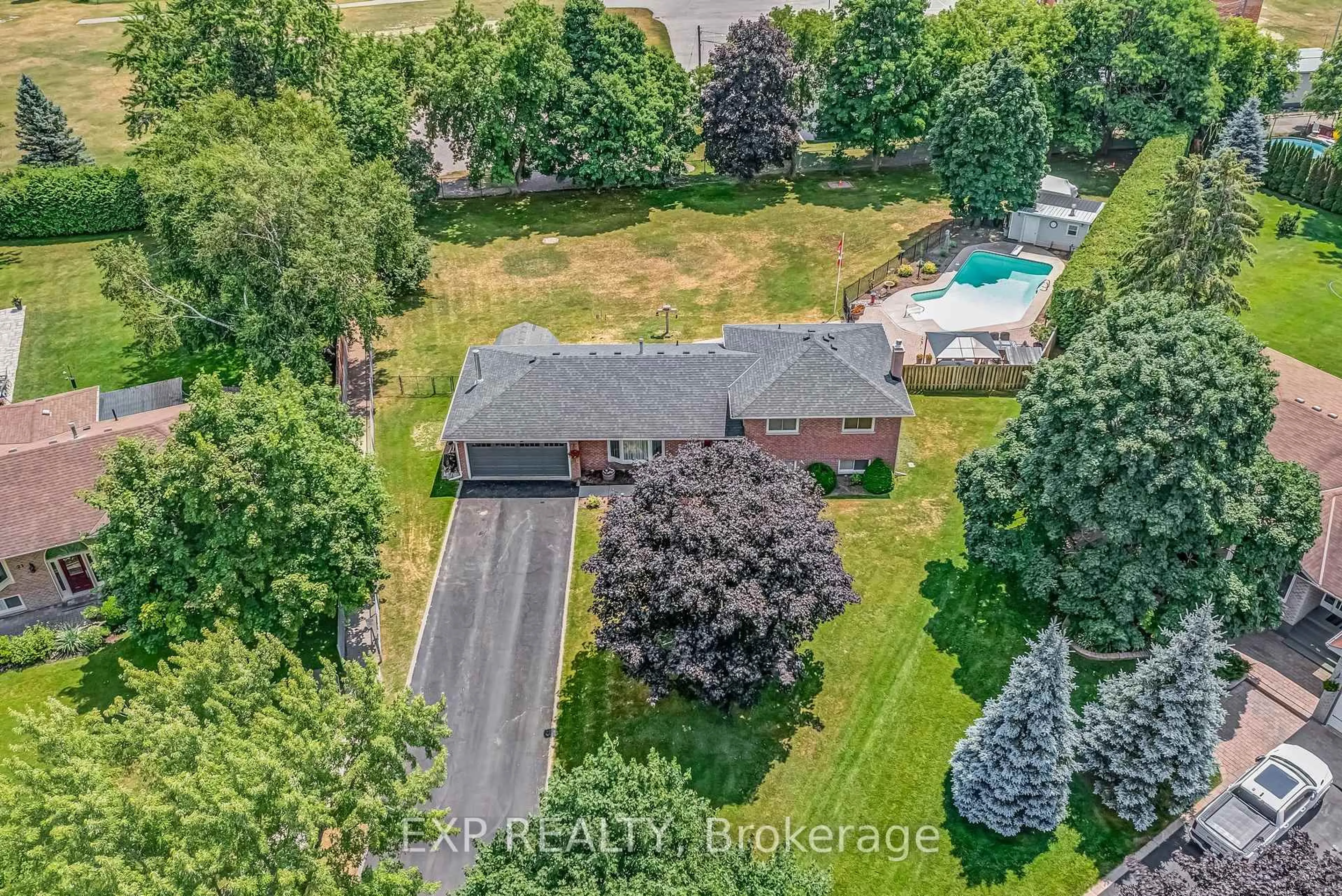 A pic from outside/outdoor area/front of a property/back of a property/a pic from drone, street for 23 Kilpatrick Dr, East Gwillimbury Ontario L9N 1H6