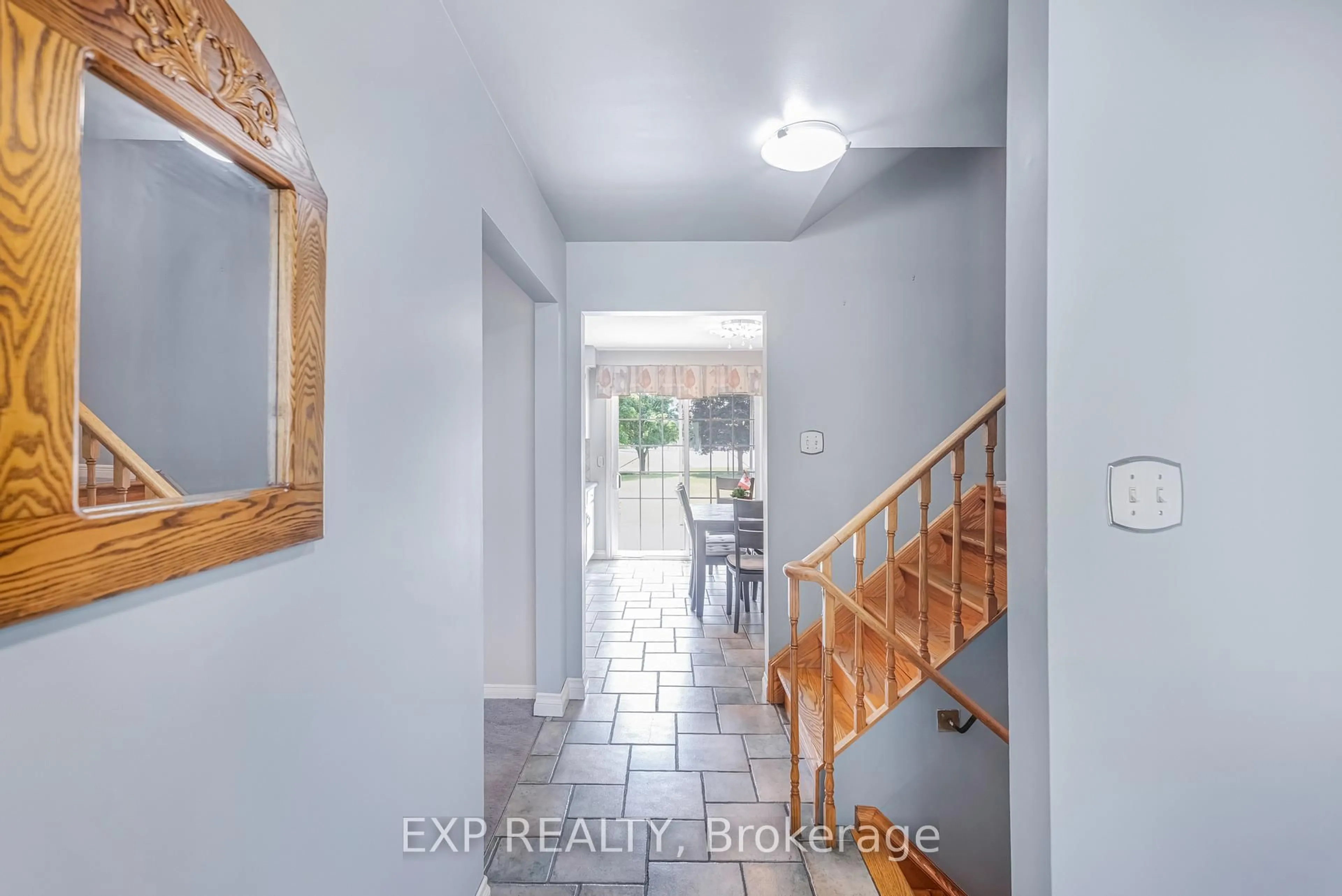 Indoor entryway for 23 Kilpatrick Dr, East Gwillimbury Ontario L9N 1H6