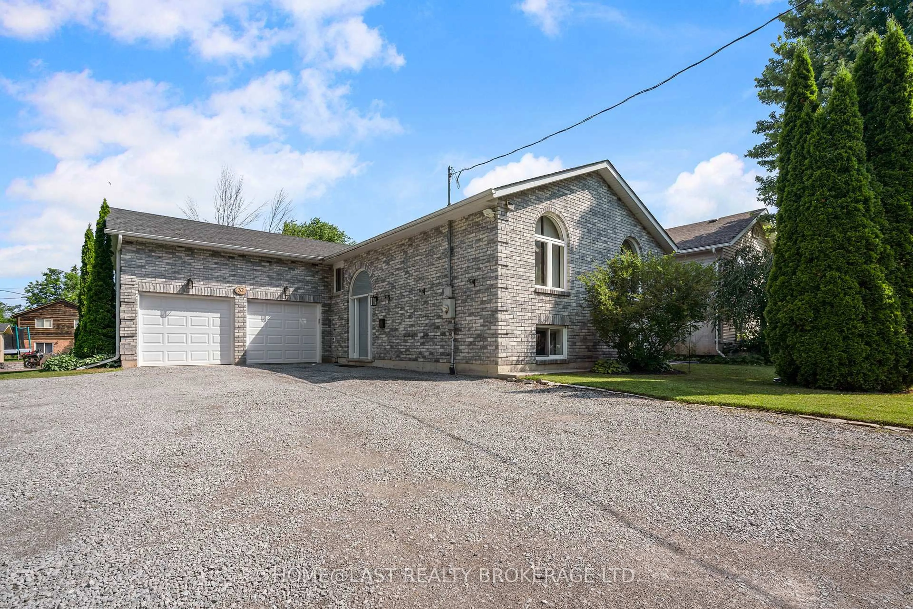A pic from outside/outdoor area/front of a property/back of a property/a pic from drone, street for 32 Evelyn Ave, Georgina Ontario L4P 3C8