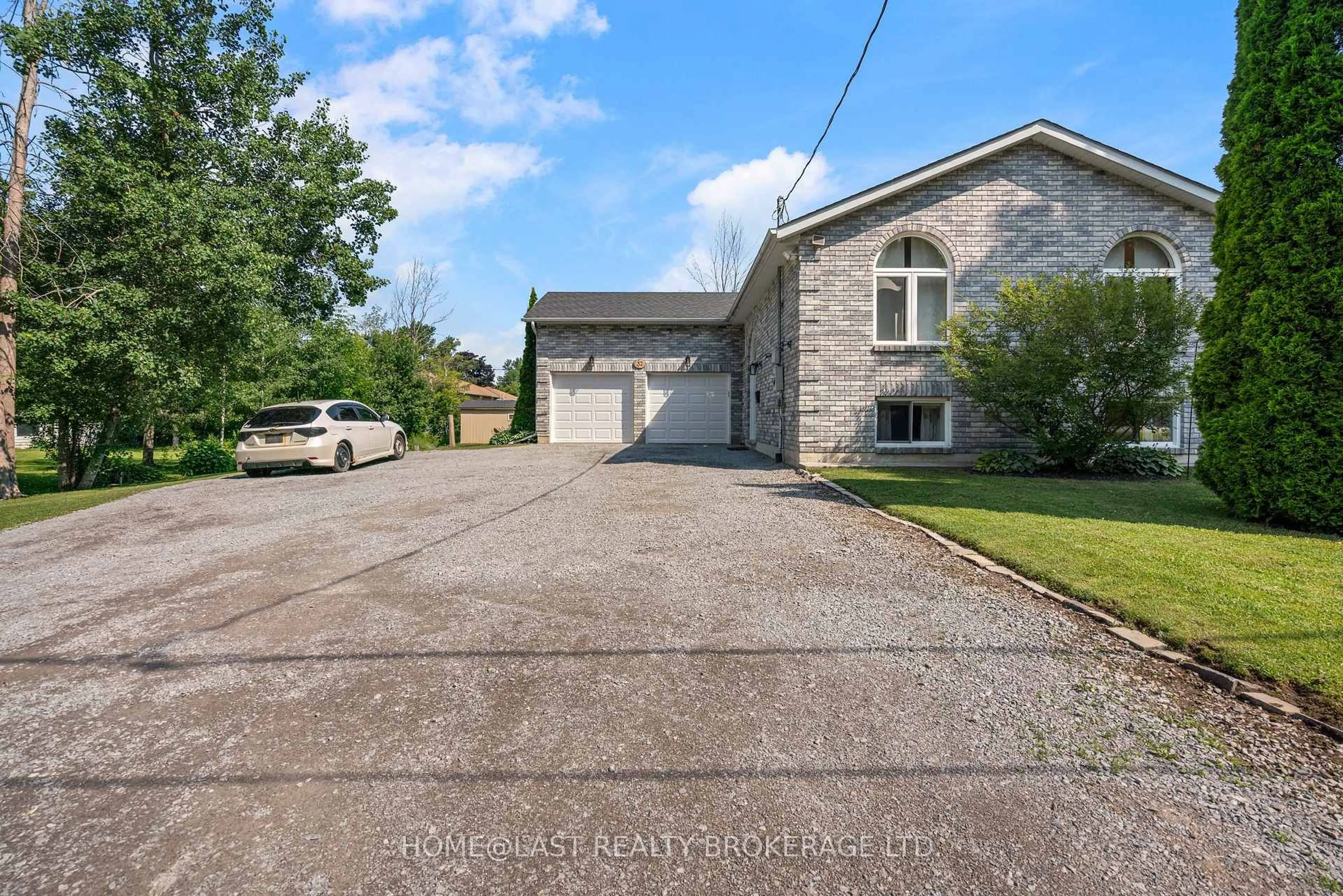 A pic from outside/outdoor area/front of a property/back of a property/a pic from drone, street for 32 Evelyn Ave, Georgina Ontario L4P 3C8