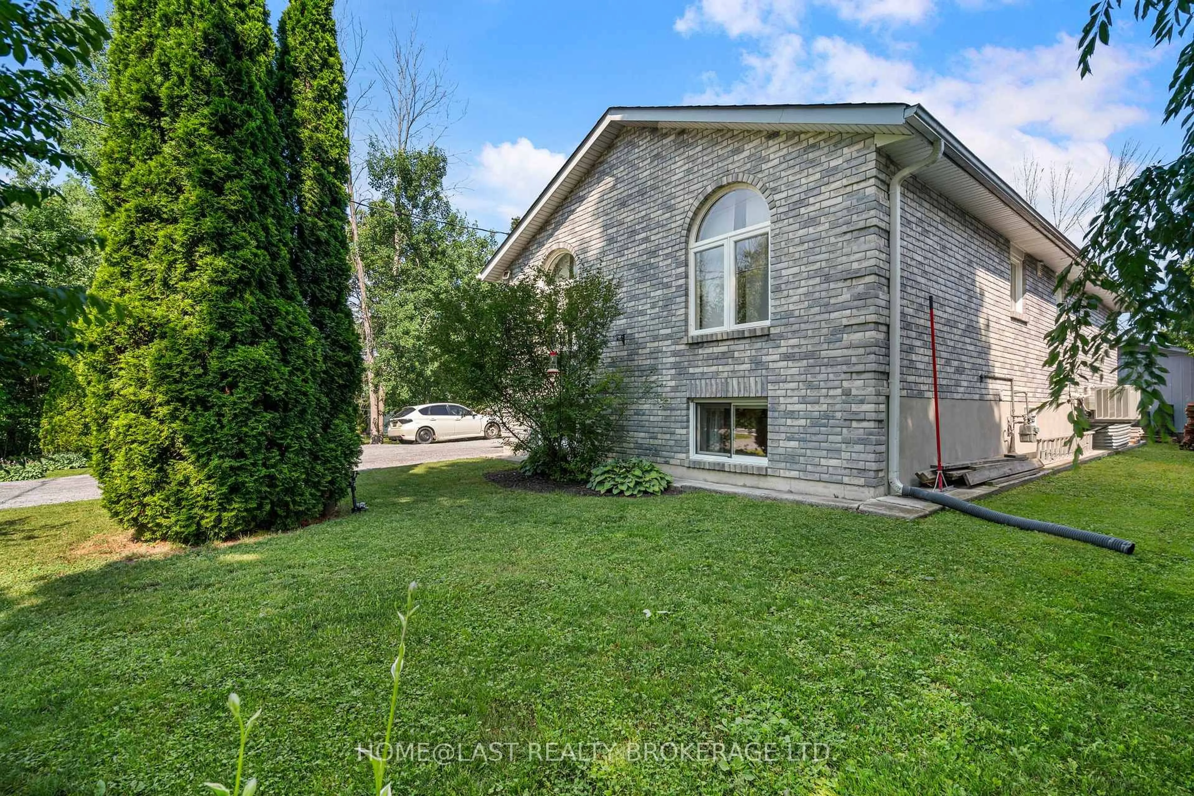 A pic from outside/outdoor area/front of a property/back of a property/a pic from drone, unknown for 32 Evelyn Ave, Georgina Ontario L4P 3C8