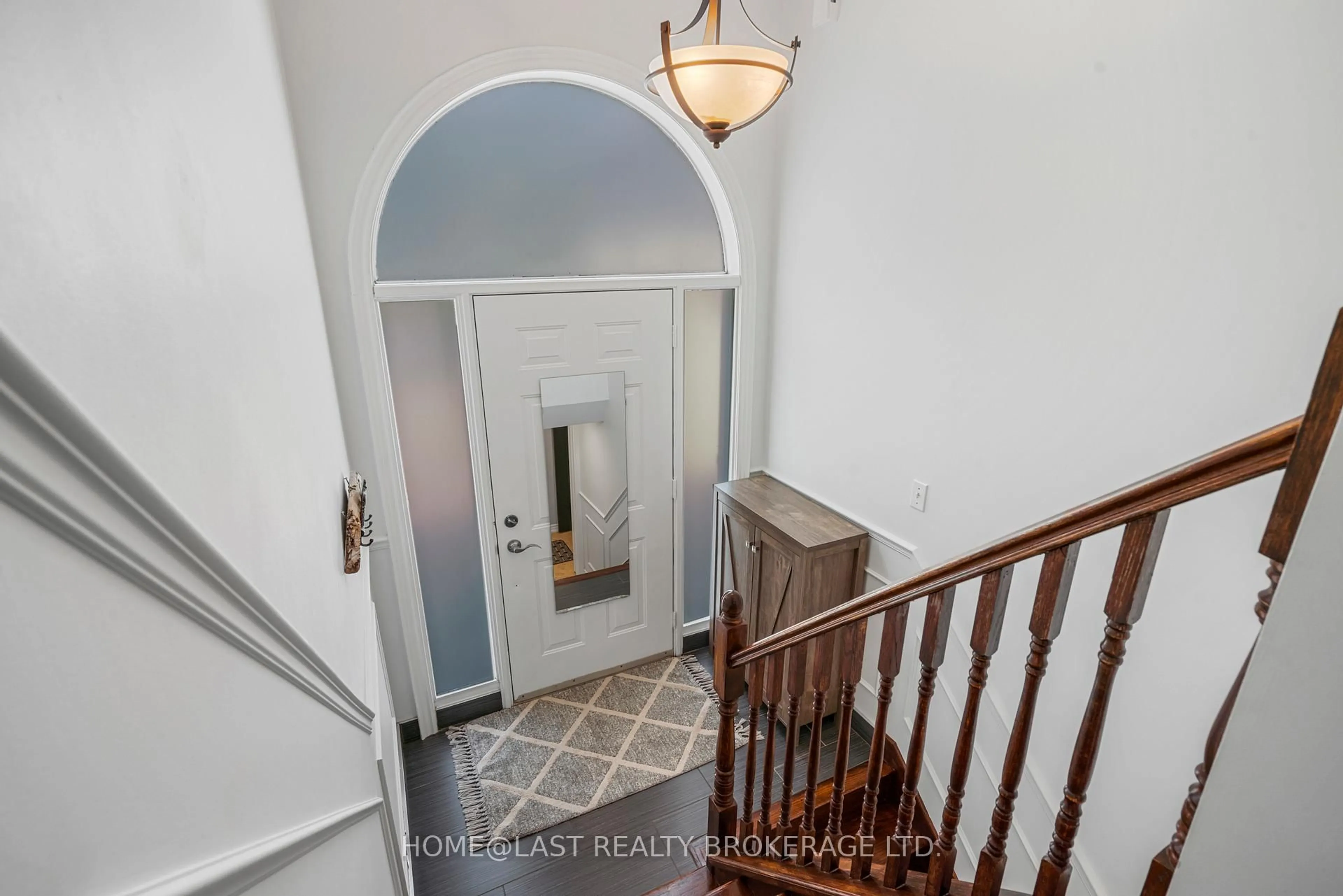 Indoor entryway for 32 Evelyn Ave, Georgina Ontario L4P 3C8