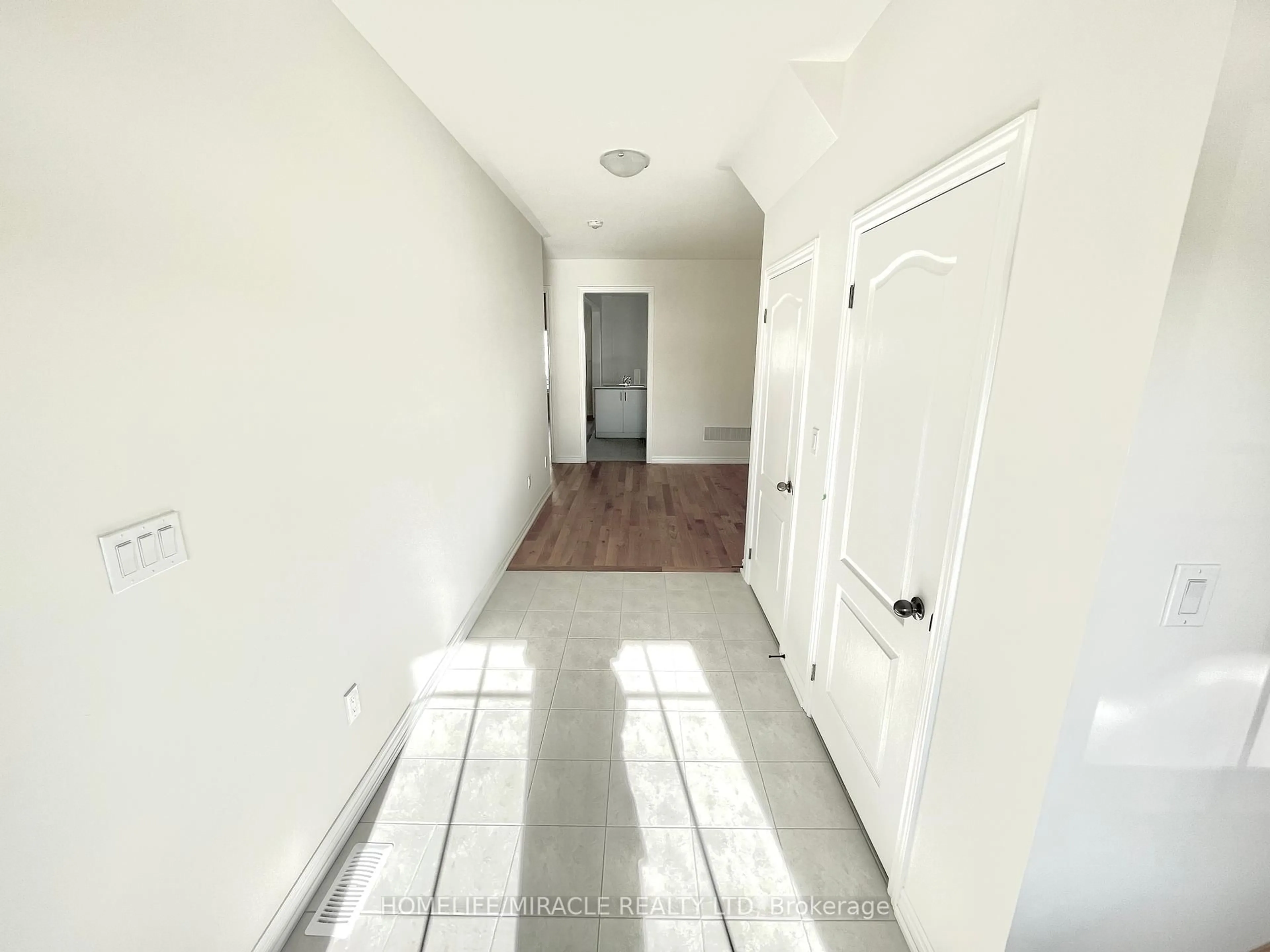 Indoor entryway for 45 Lawrence D. Pridham Ave, New Tecumseth Ontario L9R 0X2