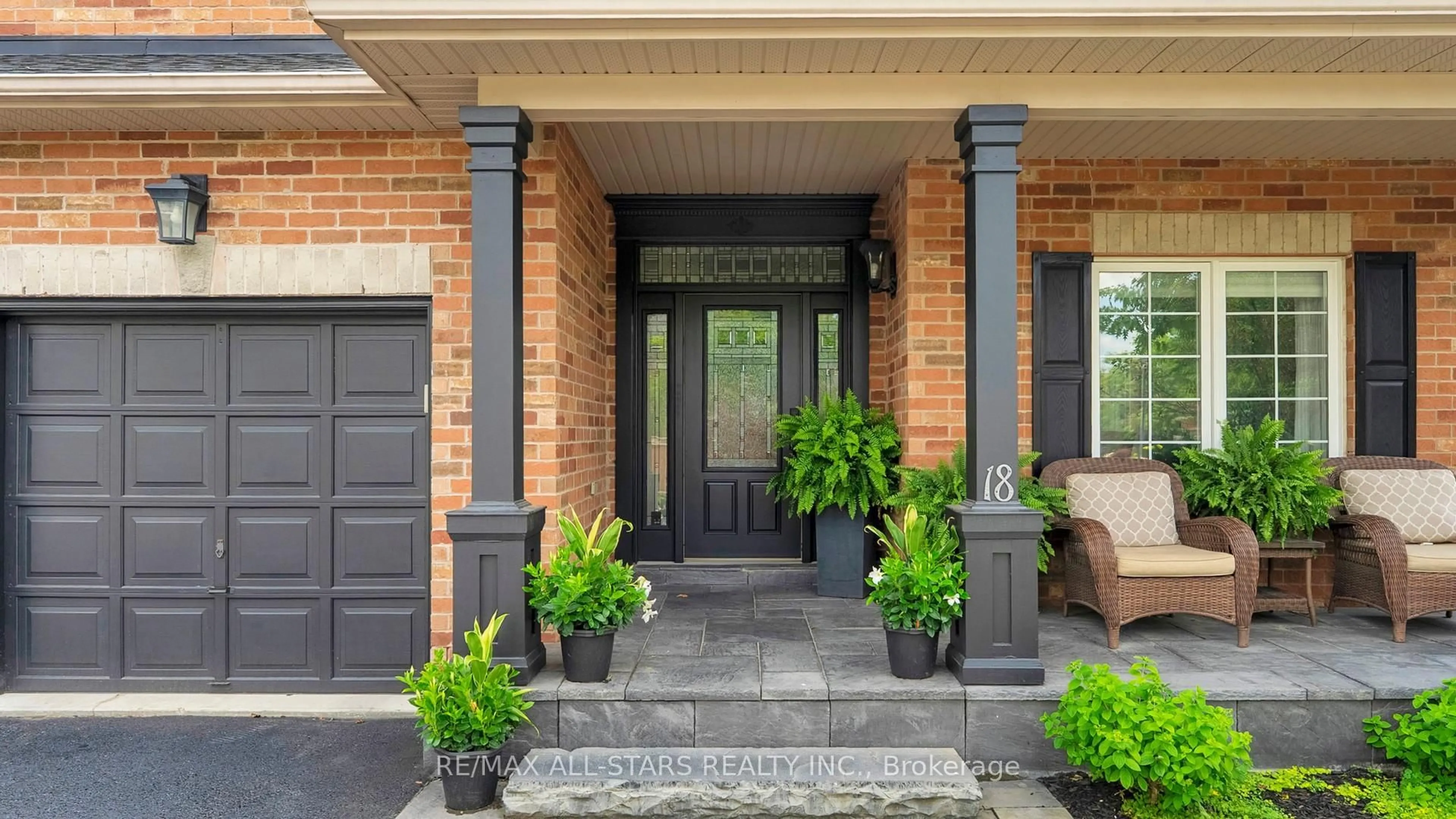 Indoor entryway for 18 Village Green Lane, Uxbridge Ontario L9P 0A1
