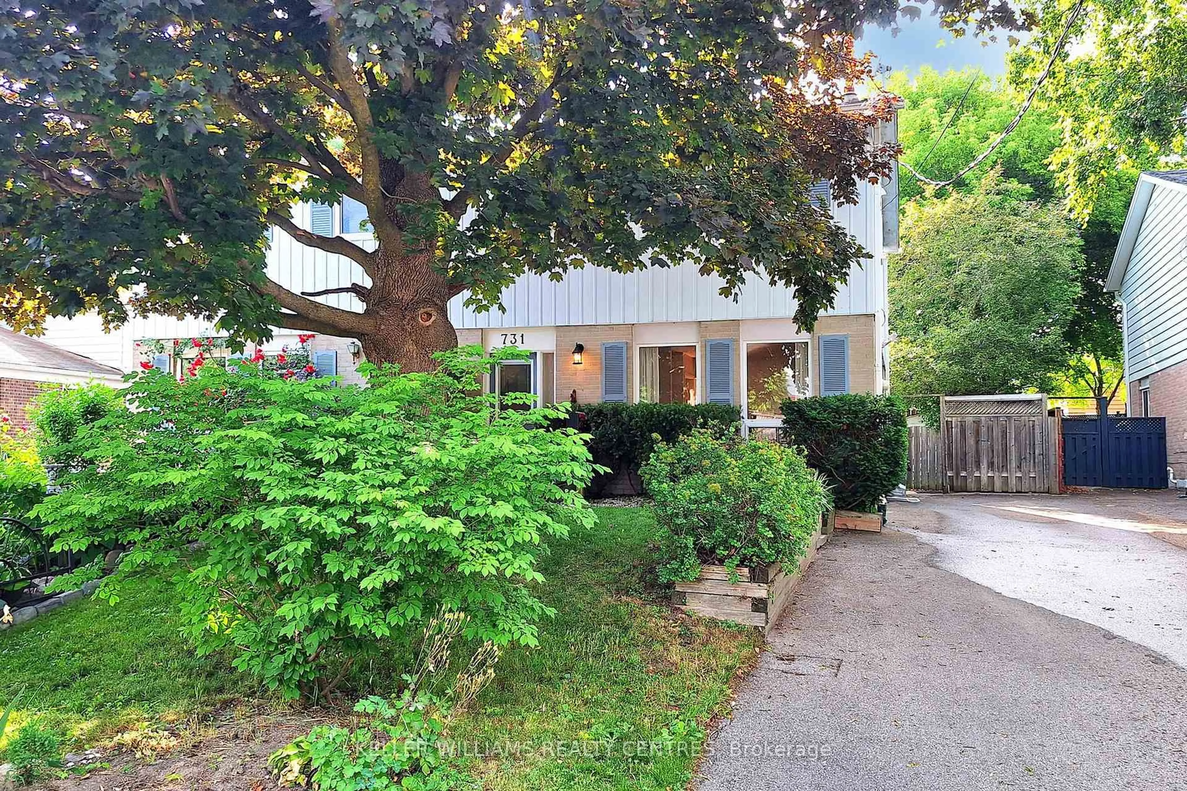 Patio, street for 731 Greenfield Cres, Newmarket Ontario L3Y 3B2