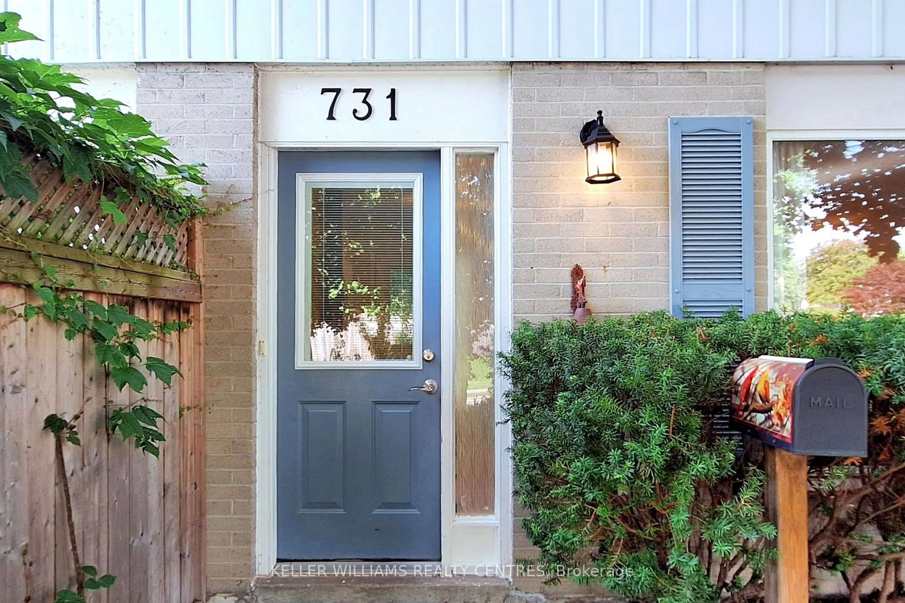 Indoor entryway for 731 Greenfield Cres, Newmarket Ontario L3Y 3B2