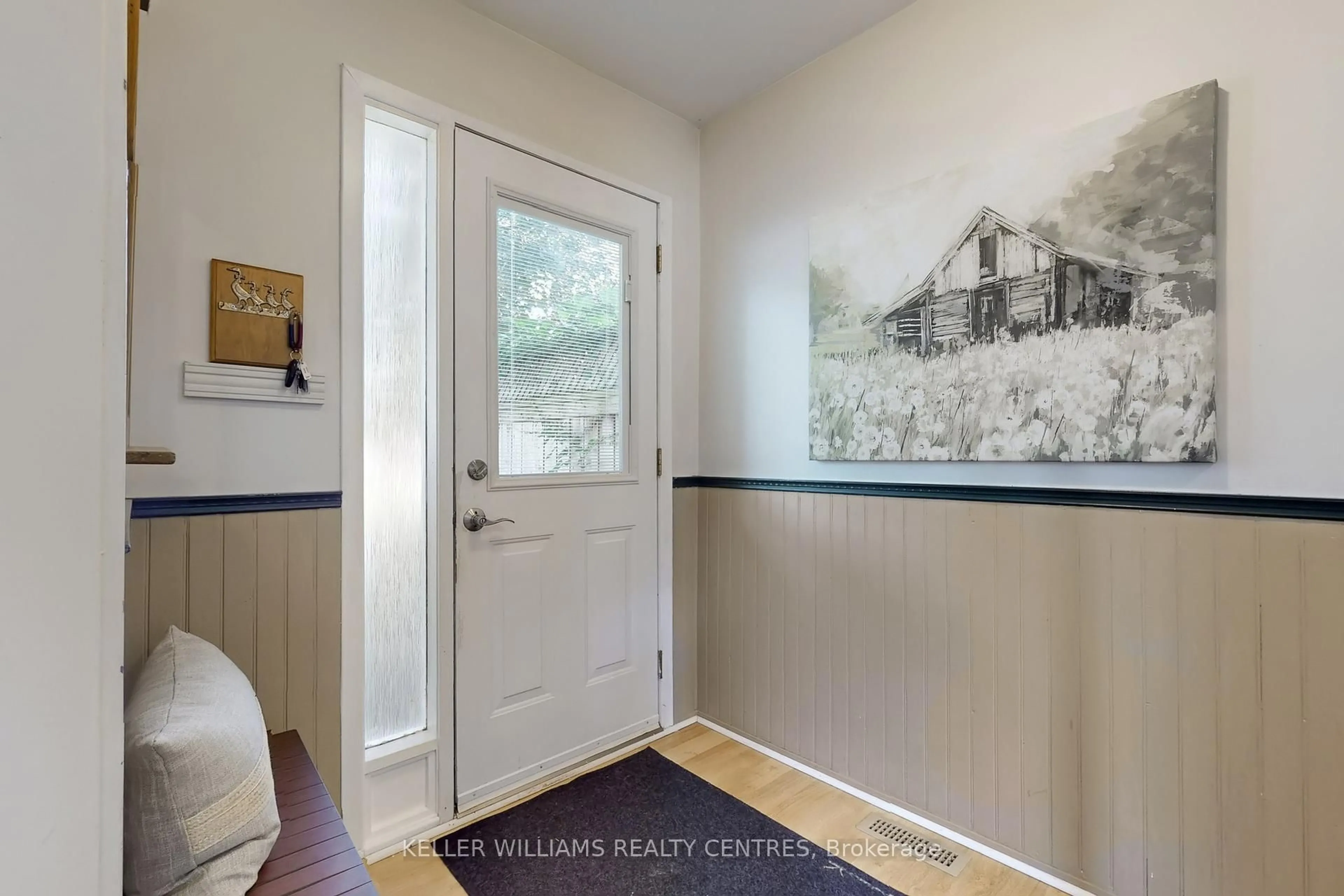 Indoor entryway for 731 Greenfield Cres, Newmarket Ontario L3Y 3B2