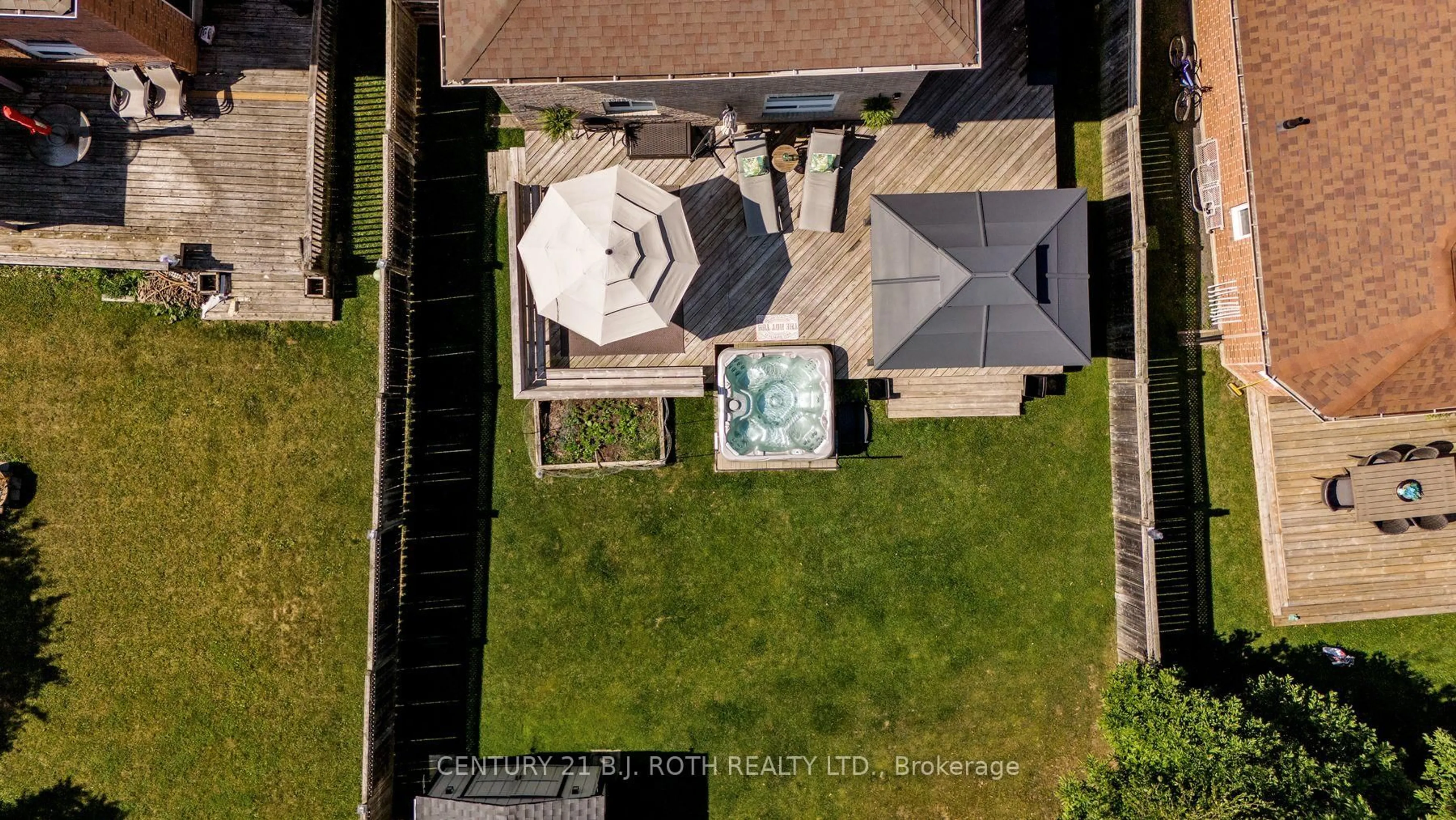 A pic from outside/outdoor area/front of a property/back of a property/a pic from drone, building for 1359 Forest St, Innisfil Ontario L9S 1Z9