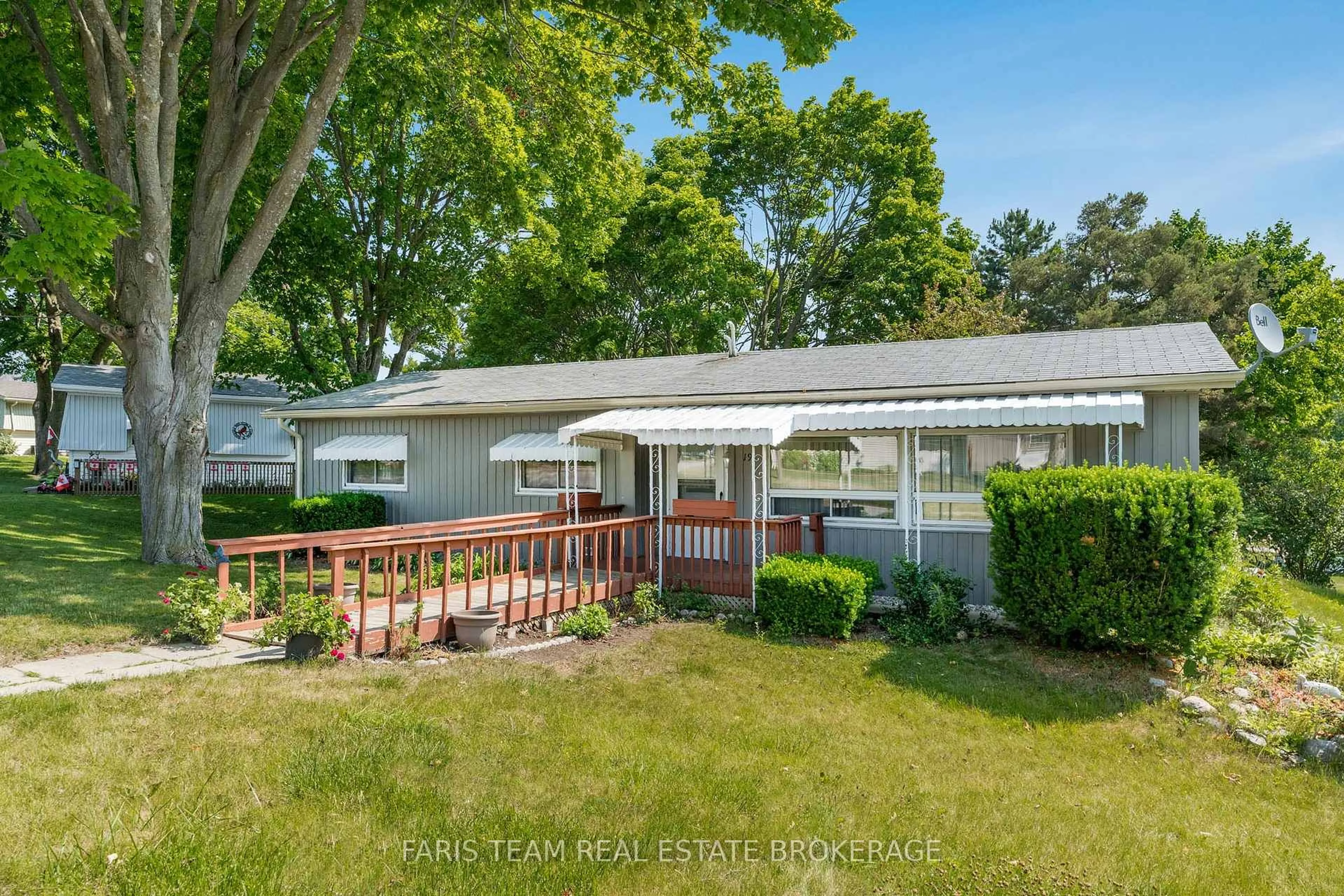 Home with vinyl exterior material, unknown for 19 Mimosa Dr, Innisfil Ontario L9S 1P8