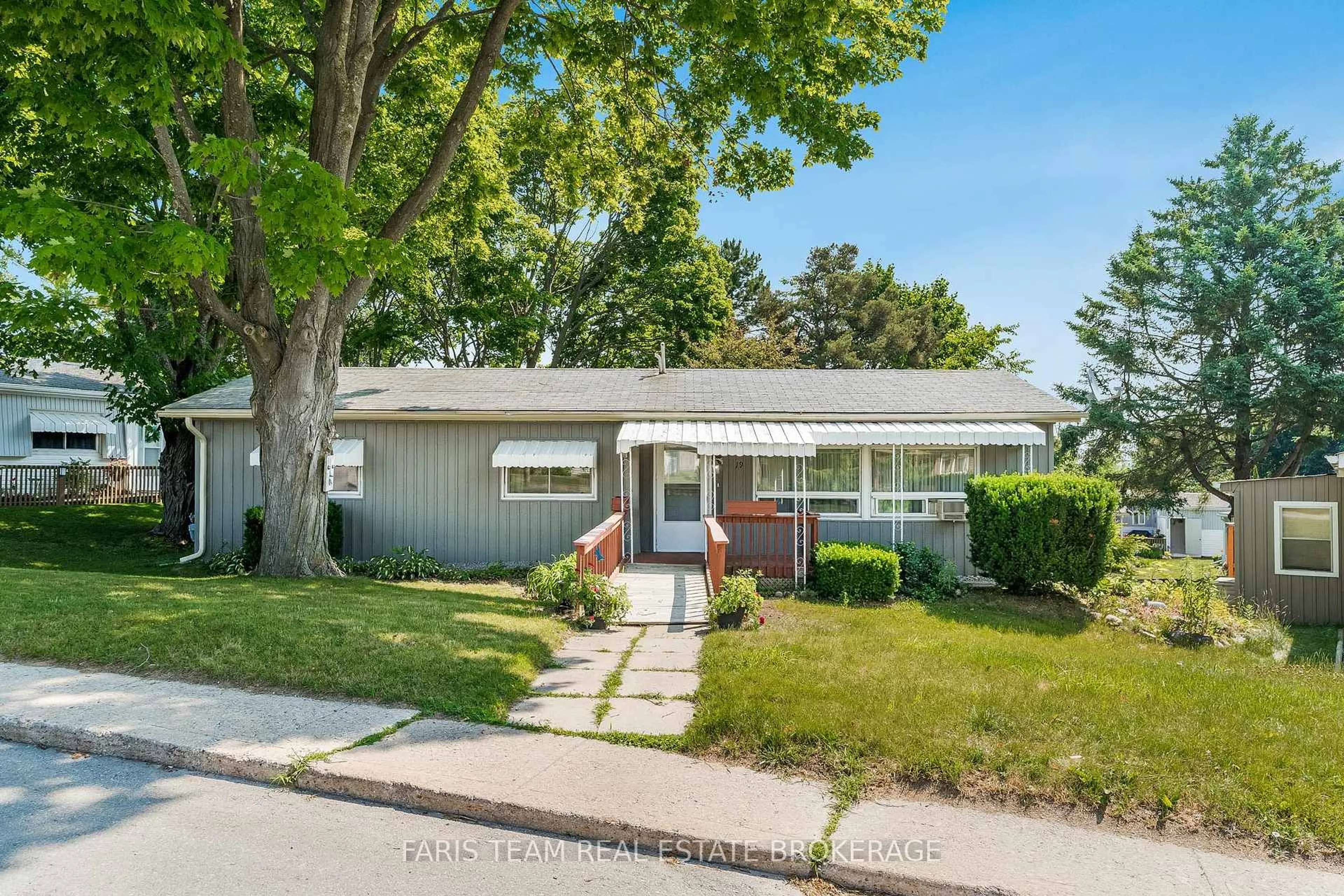 Home with vinyl exterior material, street for 19 Mimosa Dr, Innisfil Ontario L9S 1P8