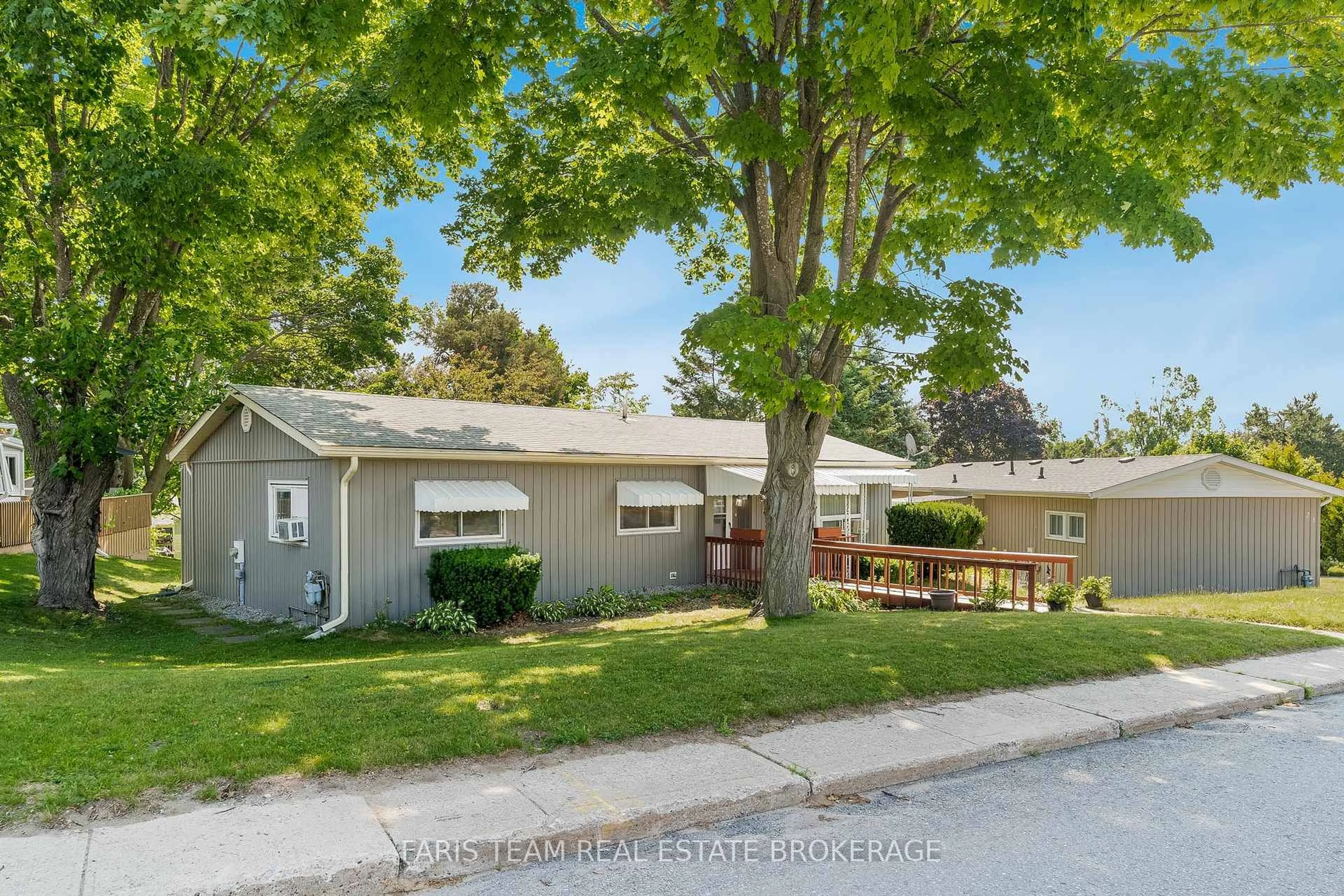 Home with vinyl exterior material, street for 19 Mimosa Dr, Innisfil Ontario L9S 1P8