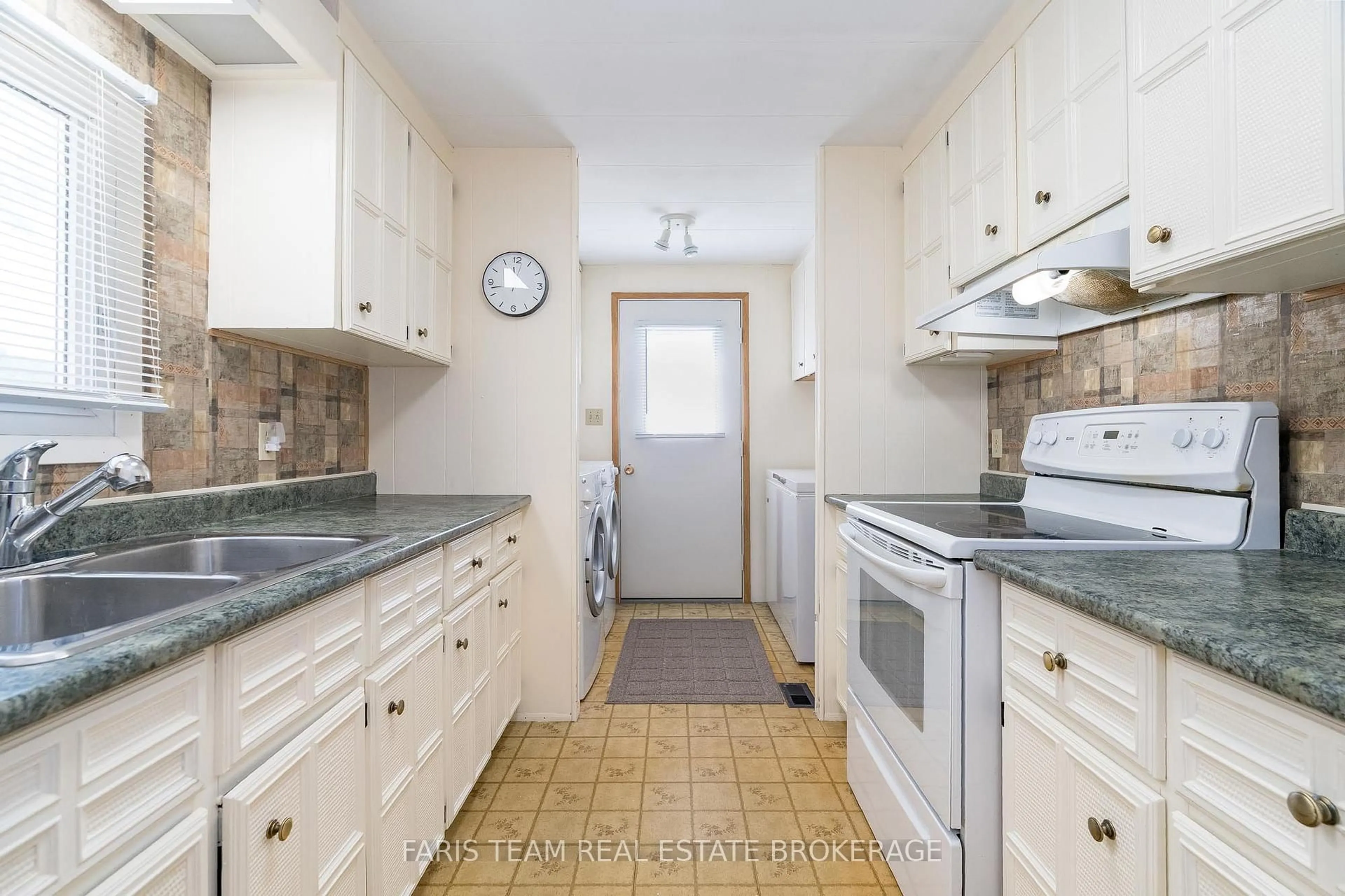 Standard kitchen, unknown for 19 Mimosa Dr, Innisfil Ontario L9S 1P8