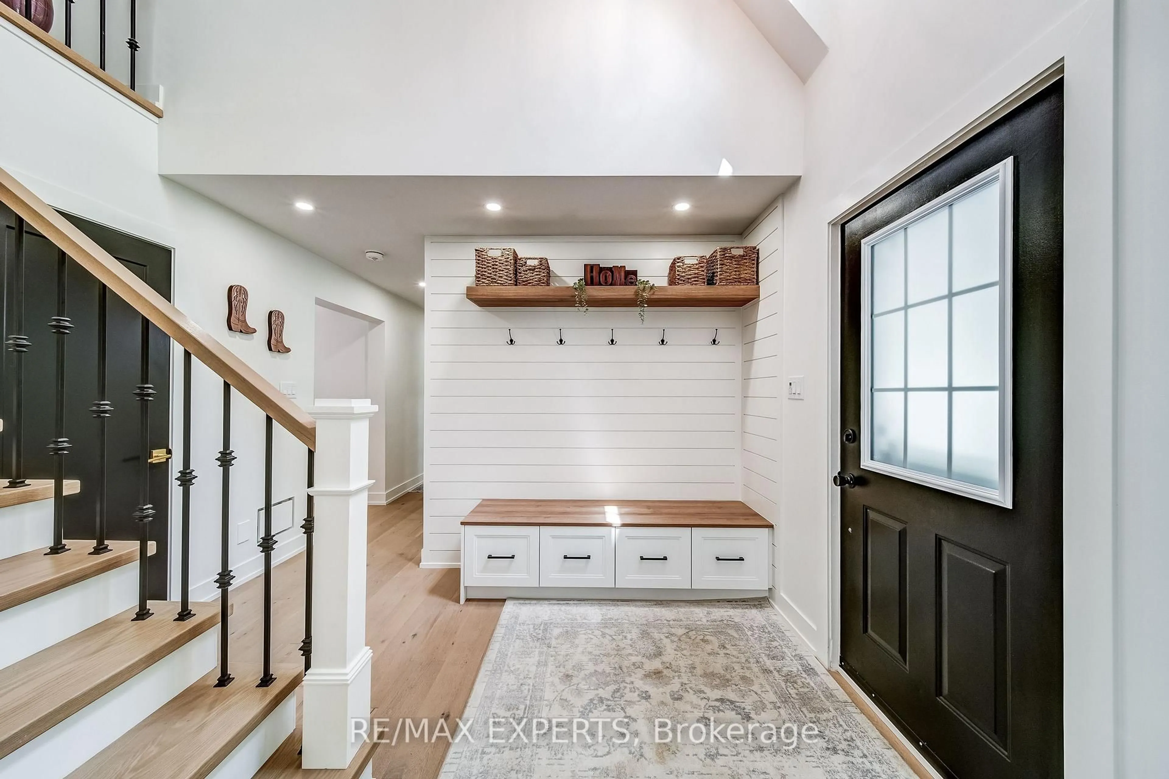 Indoor entryway for 6122 3rd Line, New Tecumseth Ontario L0G 1W0