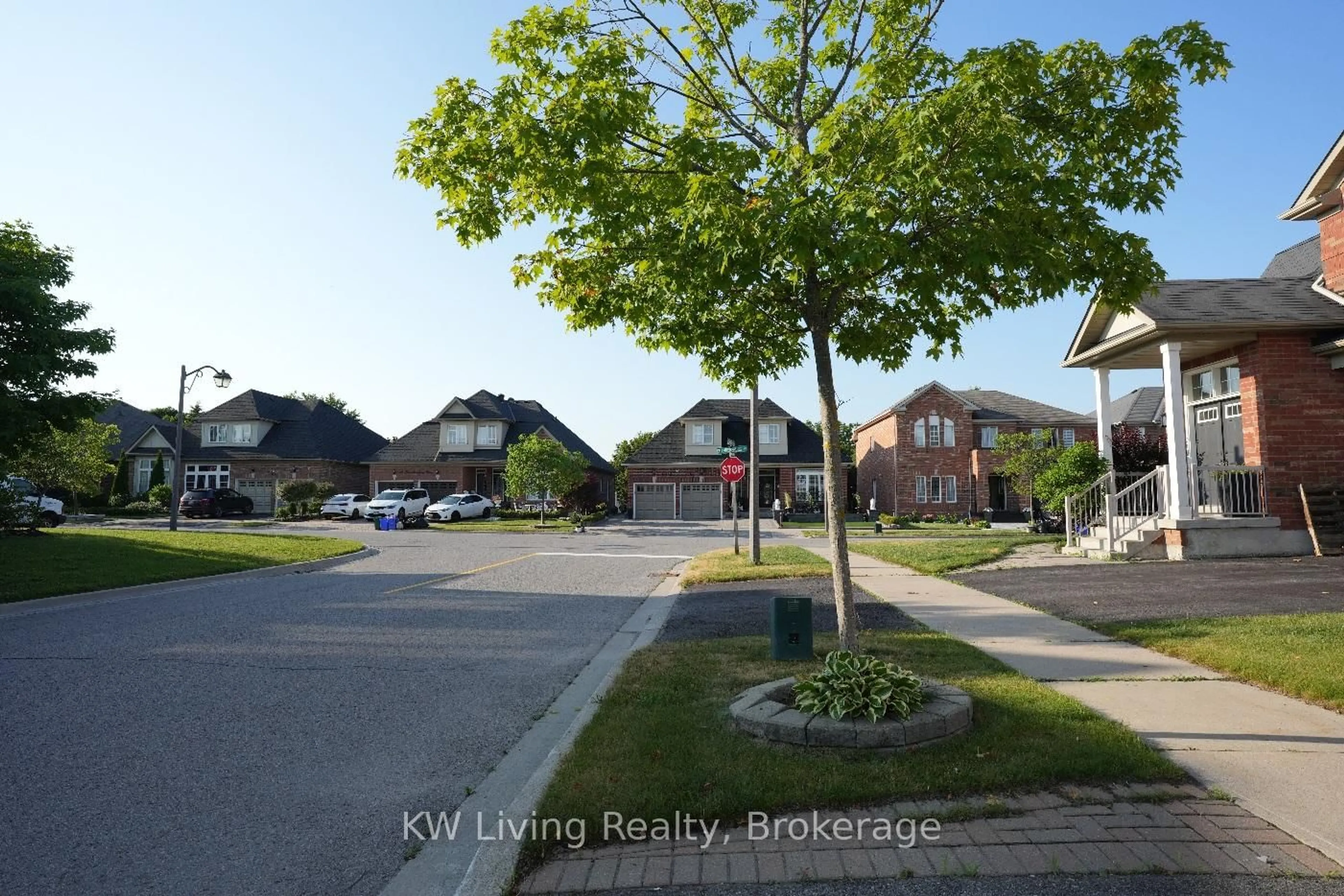 A pic from outside/outdoor area/front of a property/back of a property/a pic from drone, street for 38 Coronet St, Whitchurch-Stouffville Ontario L4A 0X8
