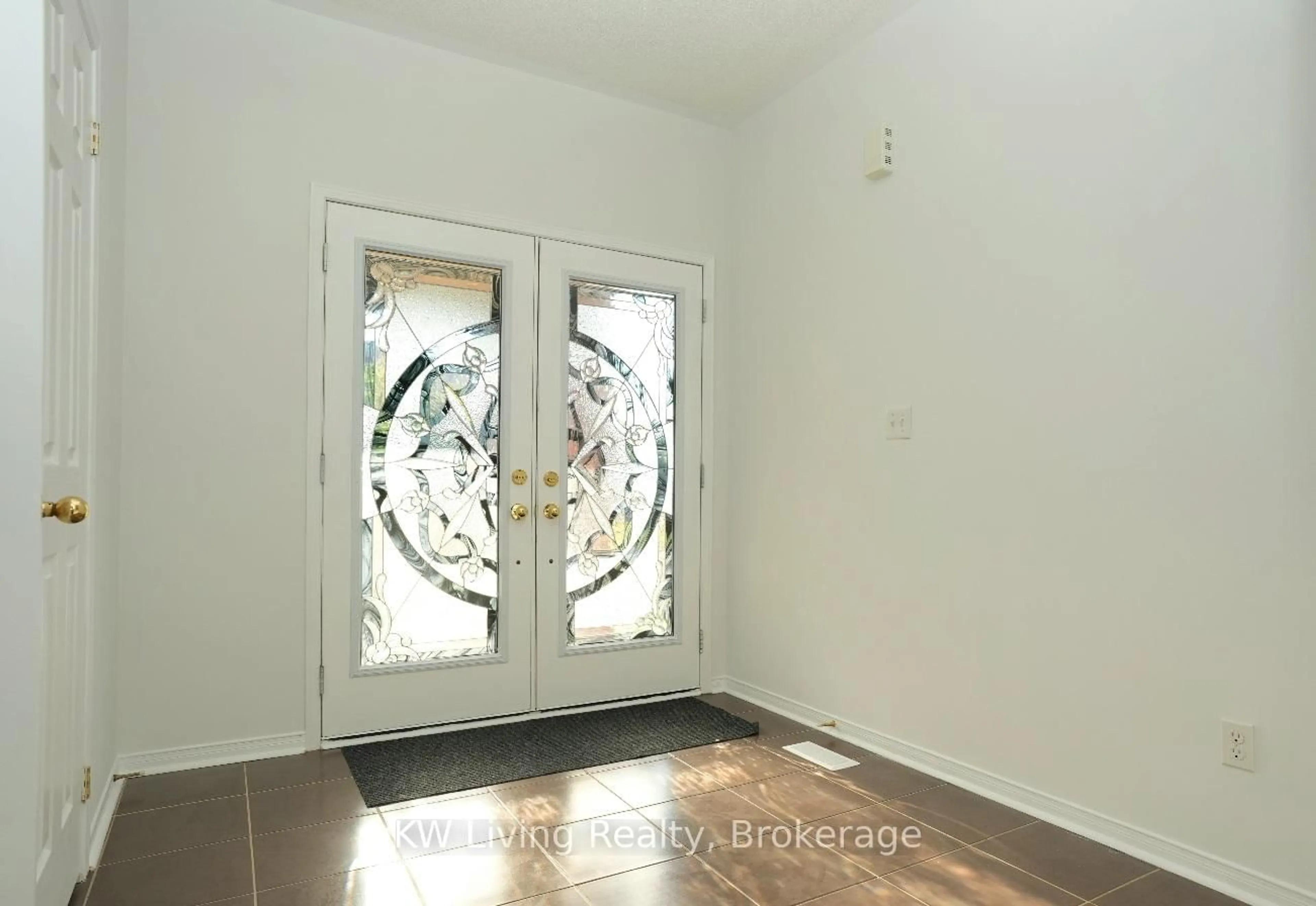 Indoor entryway for 38 Coronet St, Whitchurch-Stouffville Ontario L4A 0X8