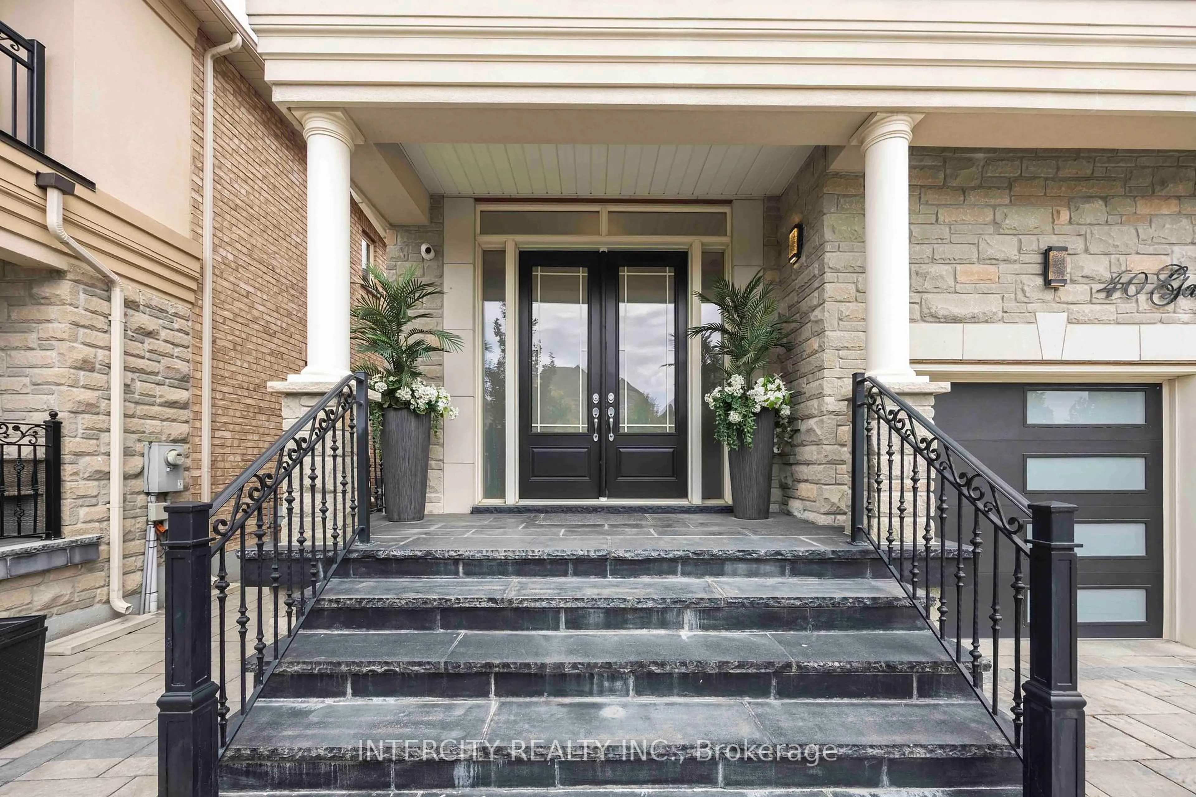 Indoor foyer for 40 Garyscholl Rd, Vaughan Ontario L4L 1A6