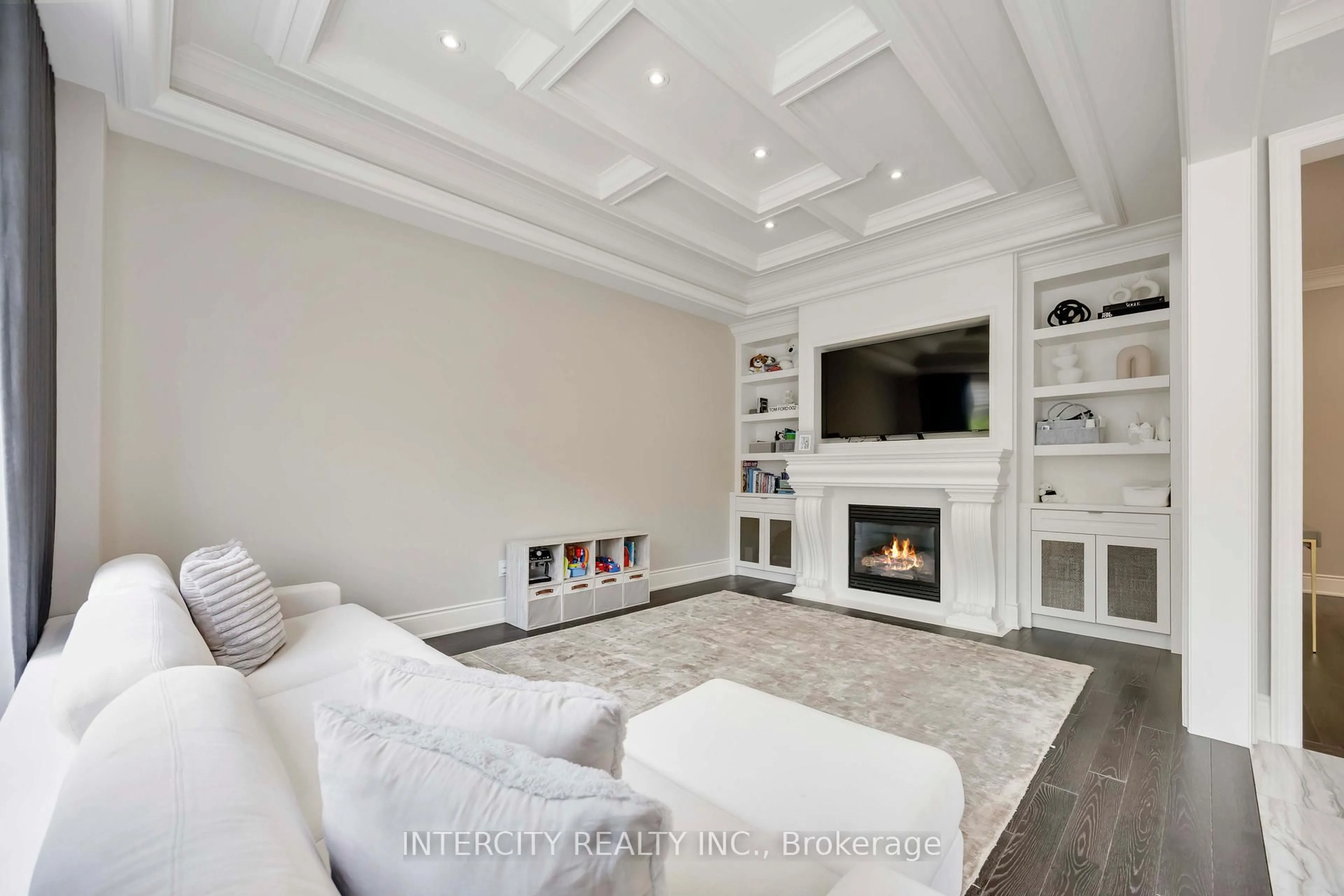 Living room with furniture, unknown for 40 Garyscholl Rd, Vaughan Ontario L4L 1A6