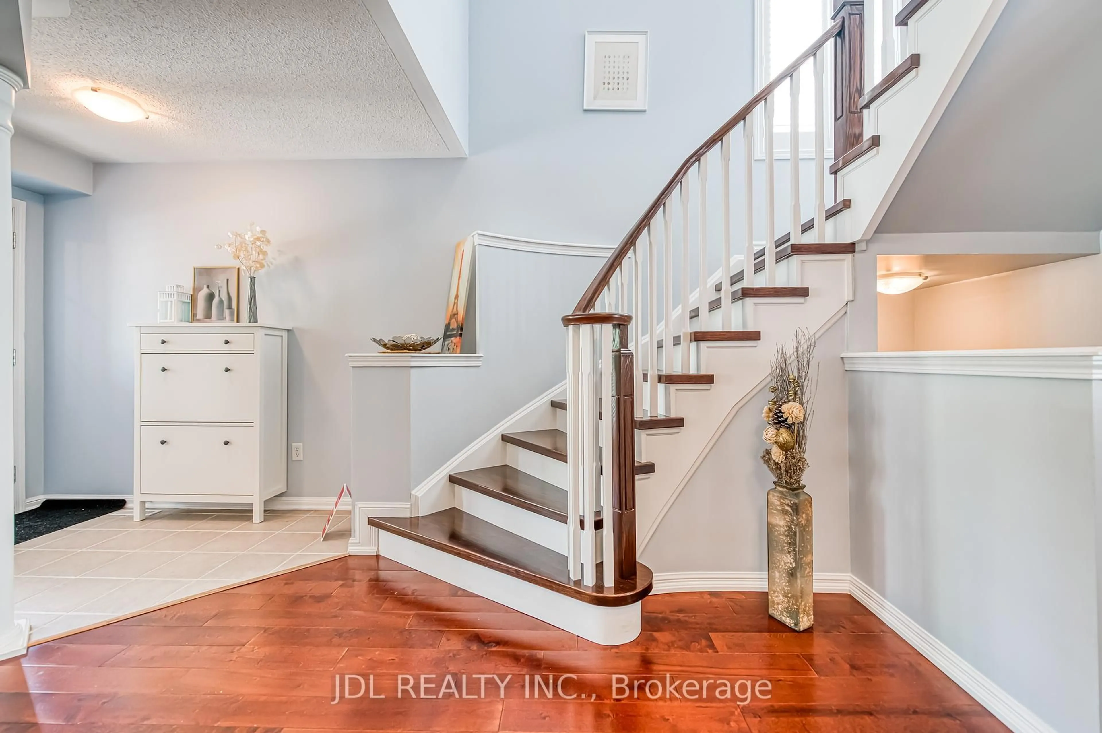 Indoor entryway for 33 Walter Sangster Rd, Whitchurch-Stouffville Ontario L4A 0J5