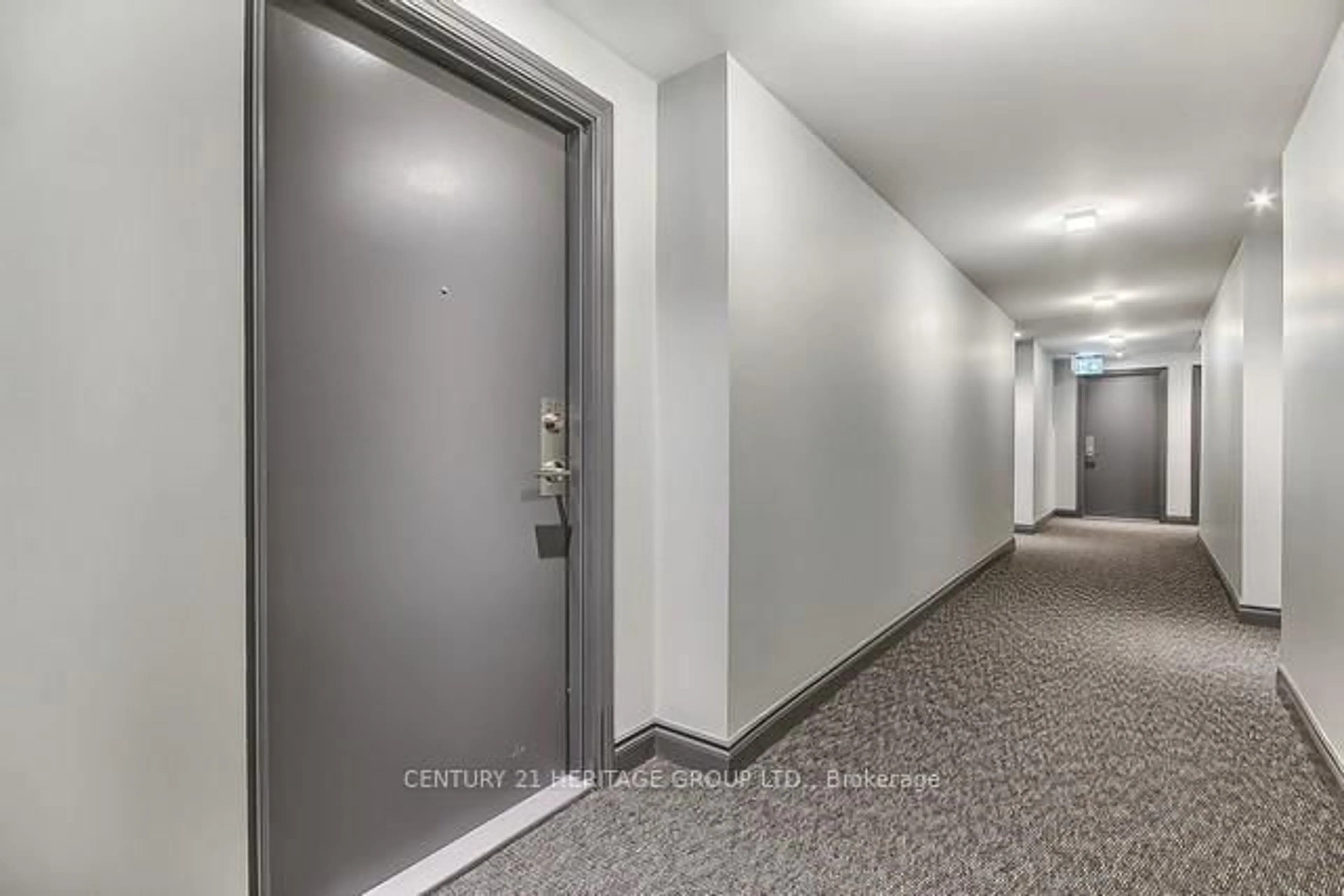 Indoor foyer for 11611 Yonge St, Richmond Hill Ontario L4E 1G2